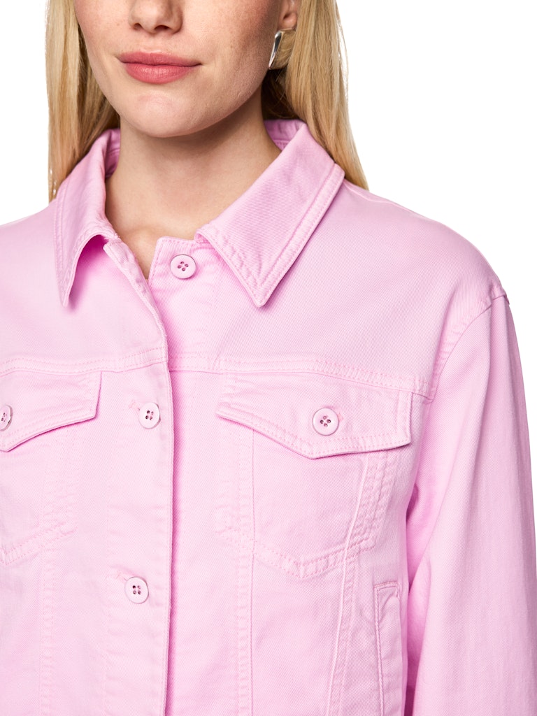 ז'קט ג'ינס באורך קצר, עשוי כותנה רכה ואלסטית. גזרה נינוחה, עם צווארון קלאסי, שרוולים ארוכים בסיומת חפתים מכופתרים, כיסי צד, שני כיסים חזיתיים וסגירה לכל האורך עם כפתורים מצופים אמייל.הרכב: 98% כותנה, 2% אלסטןהדוגמנית בגובה 1.79 ולובשת מידה 3 של מארק קיין