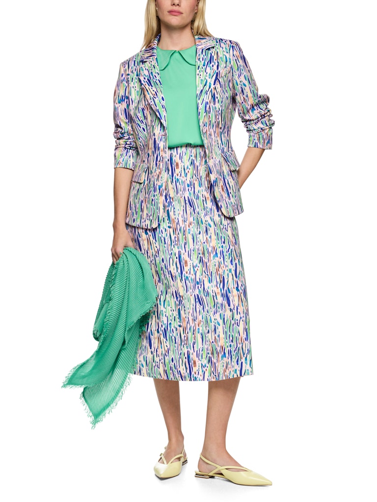 בלייזר בגזרה קלאסית וצמודה לגוף, עשוי בד ג'רזי סקובה נוח וגמיש. עם בטנה קלה, שני כיסים חזיתיים, צווארון דש, וסגירה באמצעות 2 כפתורים.הרכב: 47% פוליאסטר, 47% ויסקוזה, 6% אלסטןהדוגמנית בגובה 1.79 ולובשת מידה 3 של מארק קיין