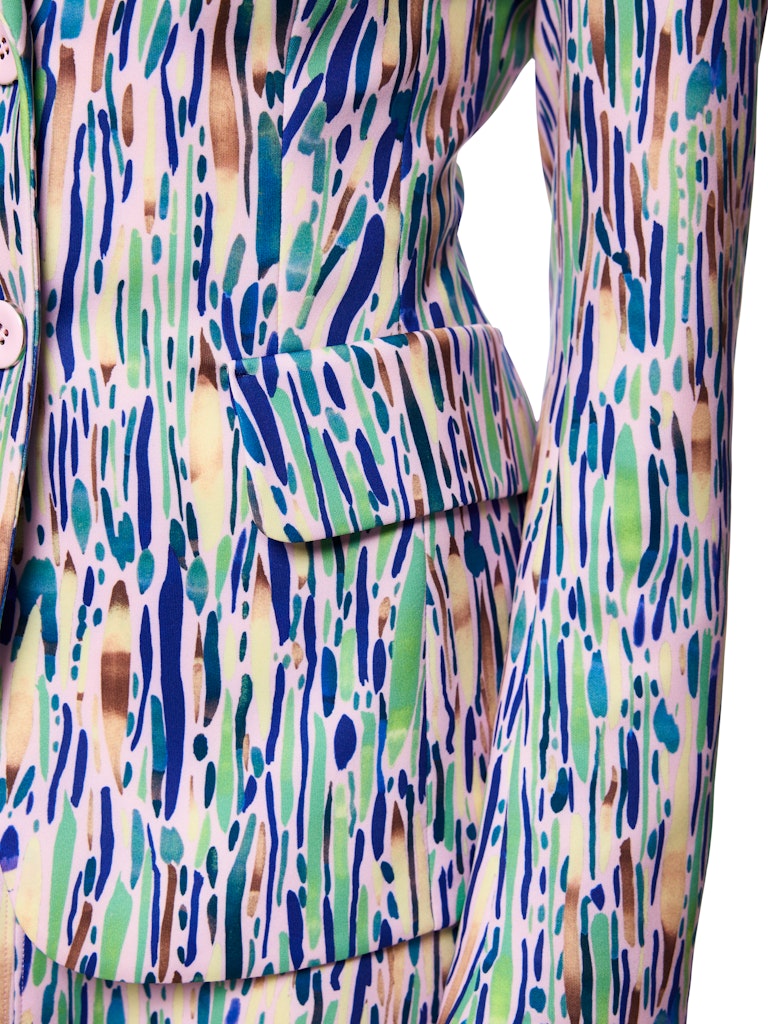 בלייזר בגזרה קלאסית וצמודה לגוף, עשוי בד ג'רזי סקובה נוח וגמיש. עם בטנה קלה, שני כיסים חזיתיים, צווארון דש, וסגירה באמצעות 2 כפתורים.הרכב: 47% פוליאסטר, 47% ויסקוזה, 6% אלסטןהדוגמנית בגובה 1.79 ולובשת מידה 3 של מארק קיין