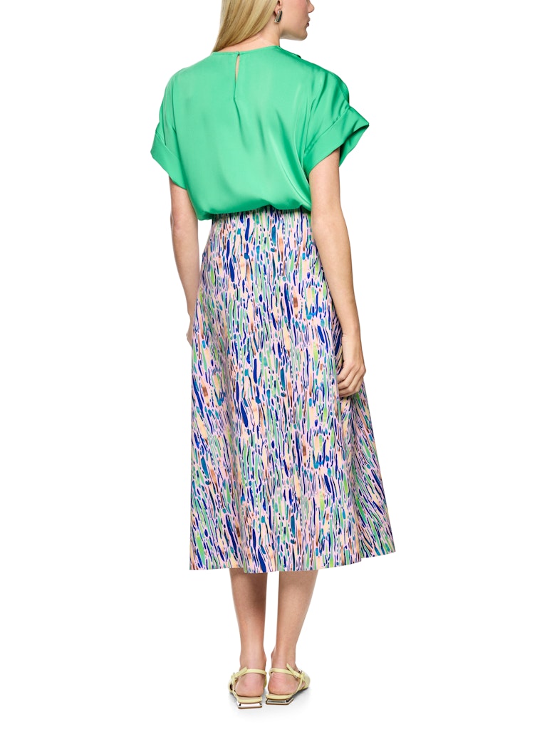 חצאית מידי בגזרת A מתנפנפת, עשויה בד ג'רזי סקובה נוח וגמיש. עם גומי פנימי רחב במותן.הרכב: 47% פוליאסטר, 47% ויסקוזה, 6% אלסטןהדוגמנית בגובה 1.79 ולובשת מידה 3 של מארק קיין