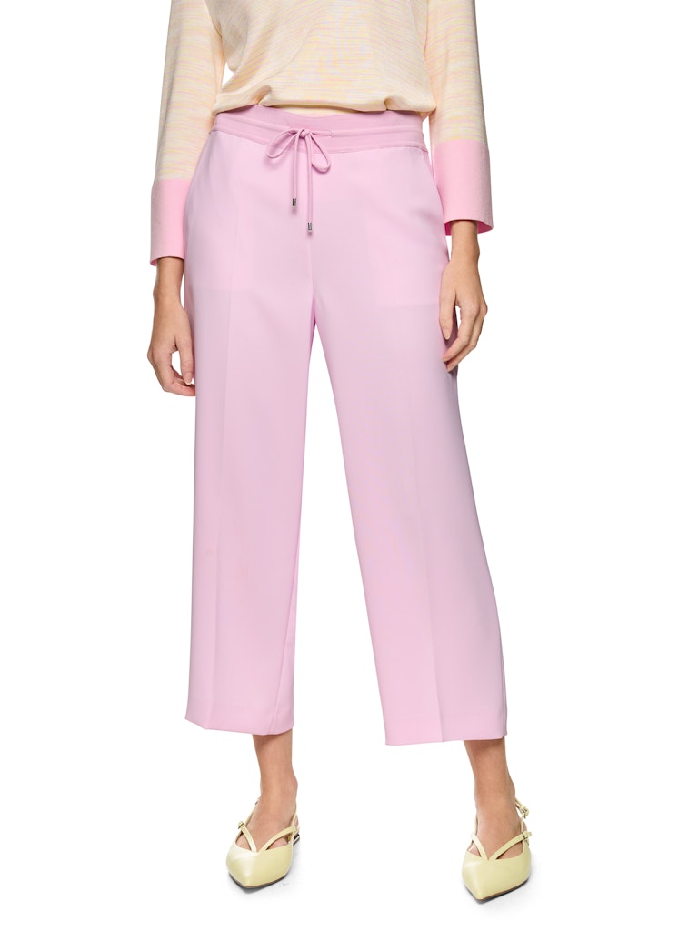 מכנסיים בגזרה רחבה, מבד נעים וגולש. מכפלת בגובה הקרסול, קפלים מודגשים בחזית, רצועת מותן אלסטית עם שרוך קשירה, ושני כיסים צידיים. שילוב מושלם בין אלגנטיות לנוחות.הרכב: 97% פוליאסטר, 3% אלסטןהדוגמנית בגובה 1.79 ולובשת מידה 3 של מארק קיין