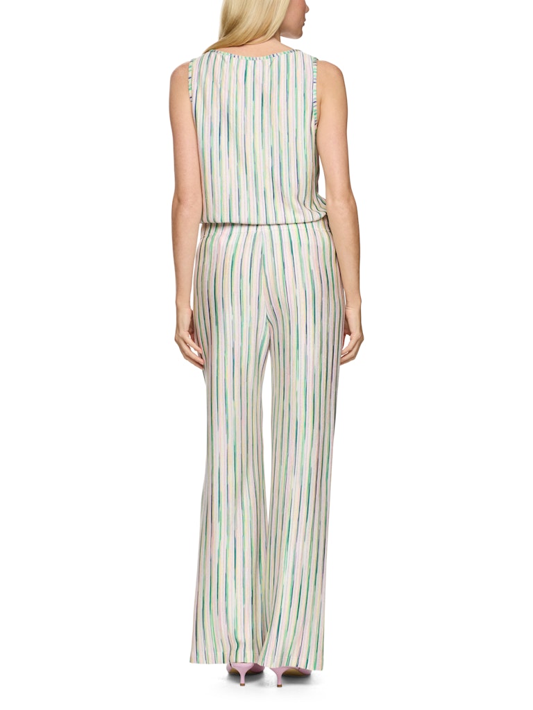 מכנסיים ארוכים, עשויים סריג ויסקוזה רך בשילוב לורקס למראה ברק עדין, בדוגמת פסים בגוונים בהירים. גזרה נשית ונינוחה, מתרחבת מעט במכפלת, ורצועת גומי במותן.הרכב: 91% ויסקוזה, 7% כותנה אורגנית, 2% סיבים מתכתייםהדוגמנית בגובה 1.79 ולובשת מידה 3 של מארק קיין