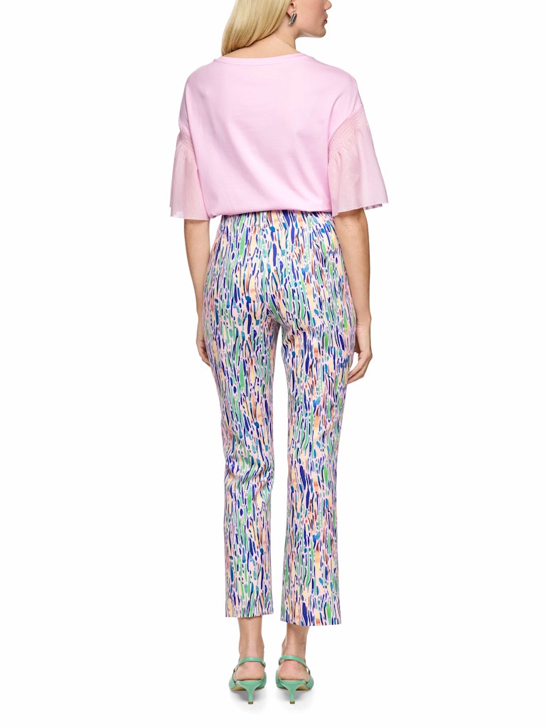 מכנסיים בגזרה קלאסית ונשית, מבד גרז'י סקובה נוח וגמיש. מכפלת מעט מתרחבת בגובה הקרסול. גומי פנימי במותן, סגירת כפתור ורוכסן, ולולאות לחגורה.הרכב: 91% כותנה, 9% אלסטןהדוגמנית בגובה 1.79 ולובשת מידה 3 של מארק קיין