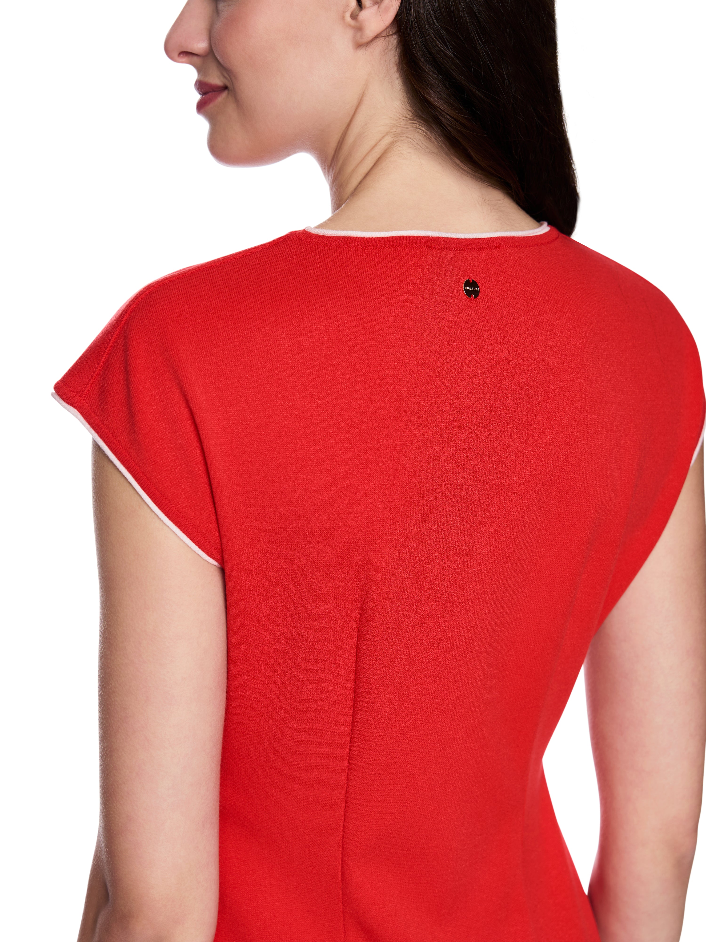 שמלה סרוגה בגזרה צמודה עם צווארון Vהרכב: 70% ויסקוזה, 30% פוליאסטרהדוגמנית בגובה 1.79 ולובשת מידה 3 של מארק קיין