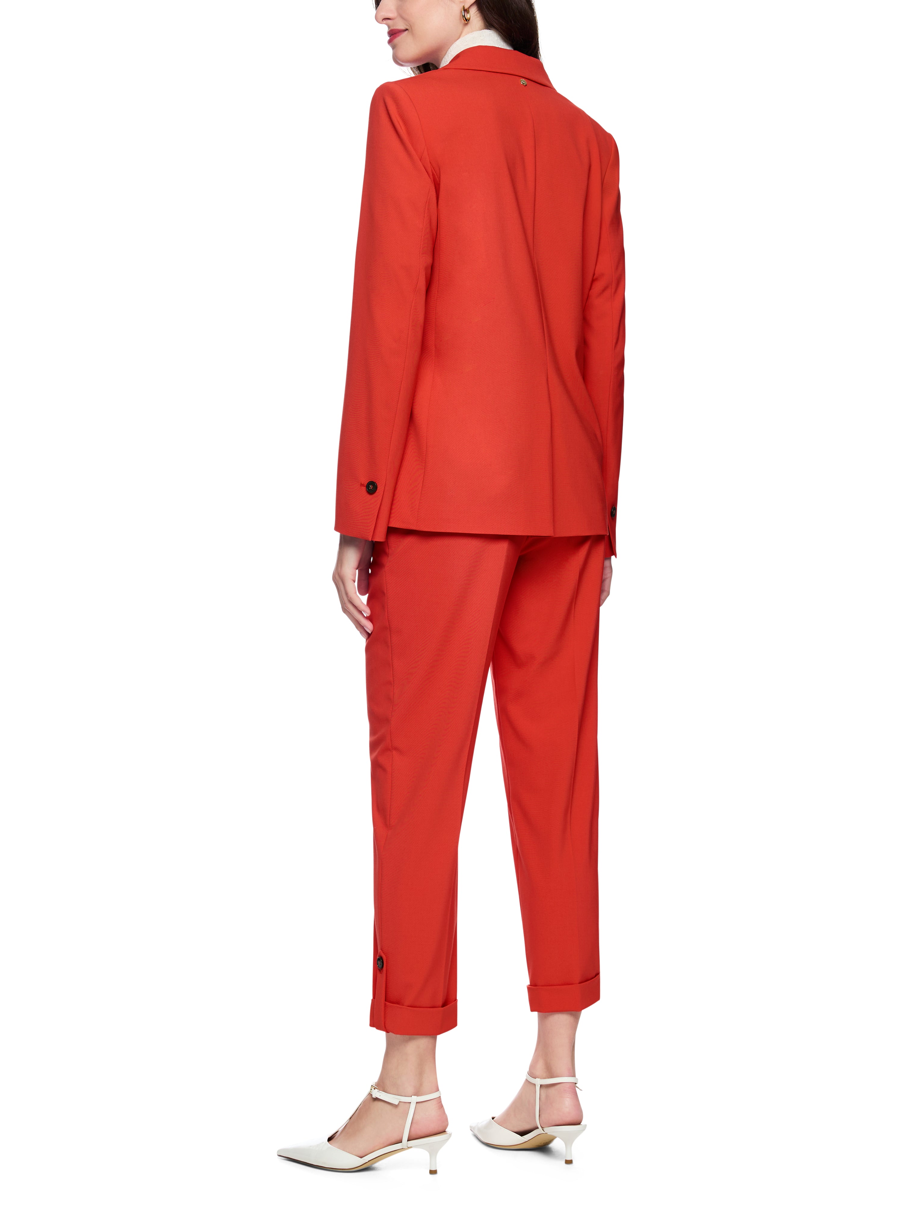 בלייזר בגזרה צמודה עם כיסים צדדיים וסגירת כפתוריםהרכב: 48% ויסקוזה, 48% פוליאסטר, 4% אלסטןהדוגמנית בגובה 1.79 ולובשת מידה 3 של מארק קיין