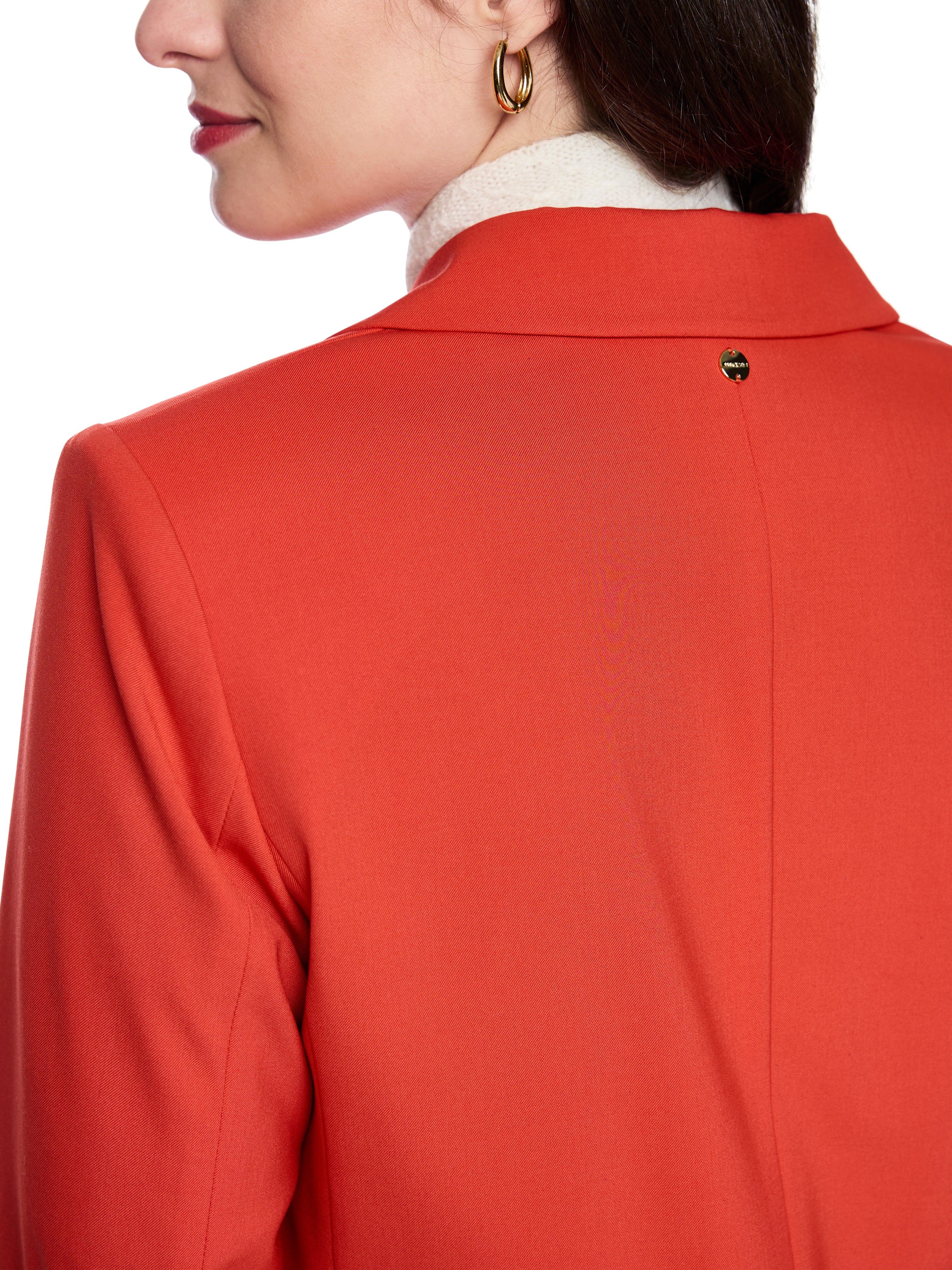 בלייזר בגזרה צמודה עם כיסים צדדיים וסגירת כפתוריםהרכב: 48% ויסקוזה, 48% פוליאסטר, 4% אלסטןהדוגמנית בגובה 1.79 ולובשת מידה 3 של מארק קיין