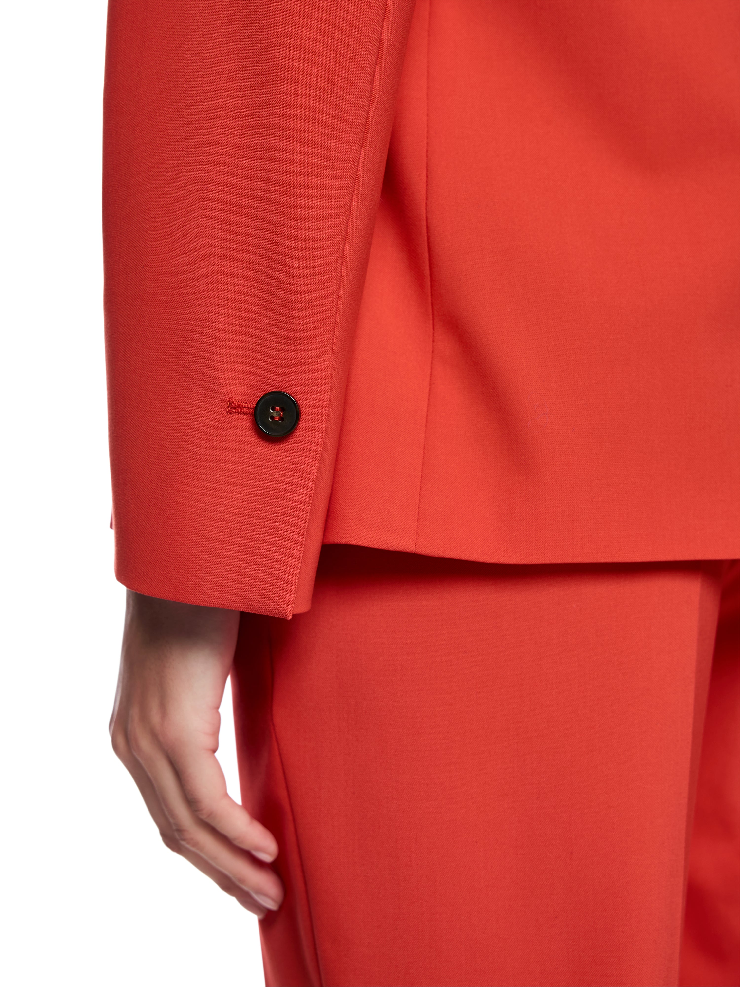 בלייזר בגזרה צמודה עם כיסים צדדיים וסגירת כפתוריםהרכב: 48% ויסקוזה, 48% פוליאסטר, 4% אלסטןהדוגמנית בגובה 1.79 ולובשת מידה 3 של מארק קיין