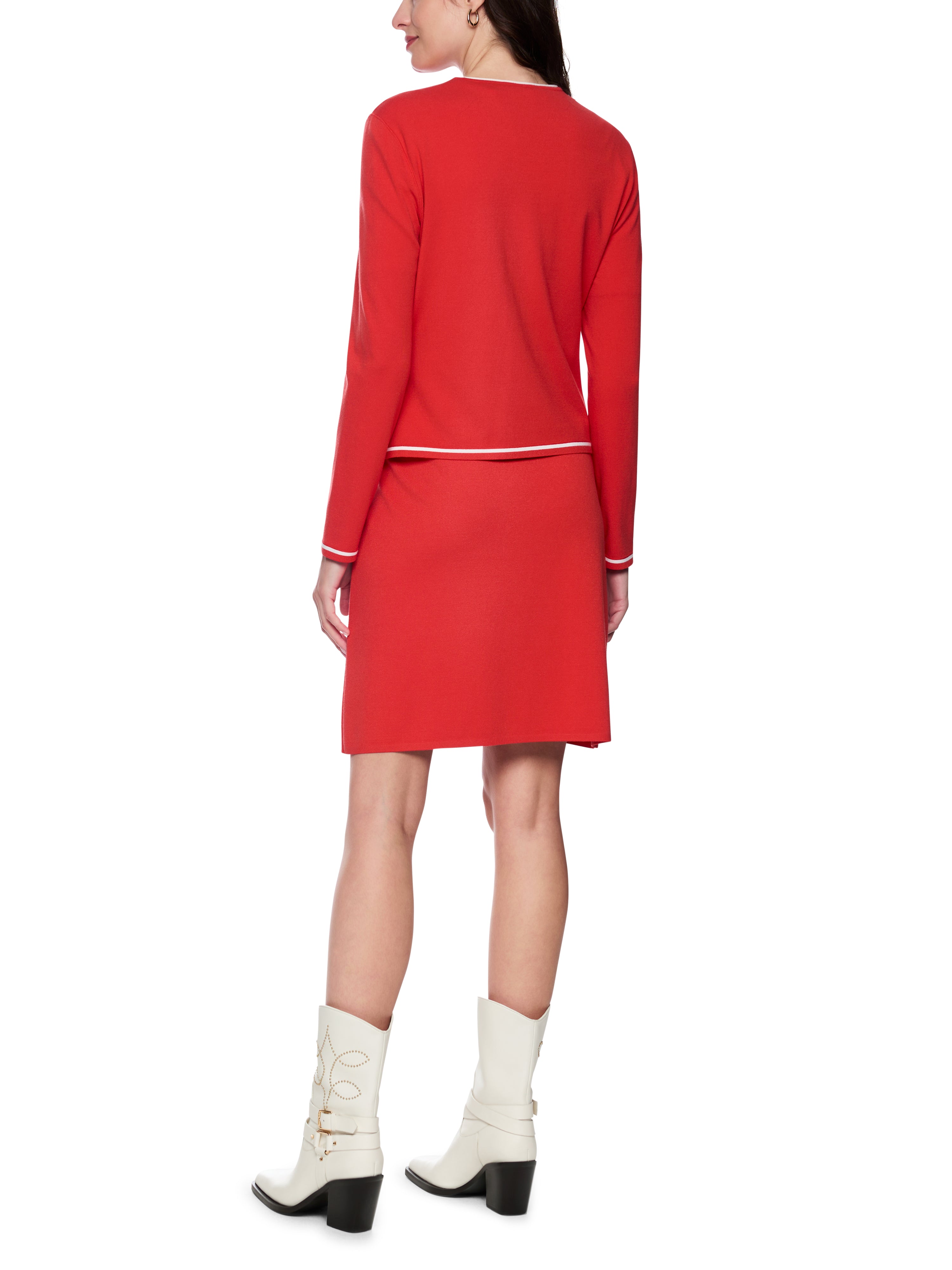 קרדיגן סרוג בגזרה צמודה עם צווארון עגול וסגירת כפתוריםהרכב:70% ויסקוזה, 30% פוליאסטרהדוגמנית בגובה 1.79 ולובשת מידה 3 של מארק קיין