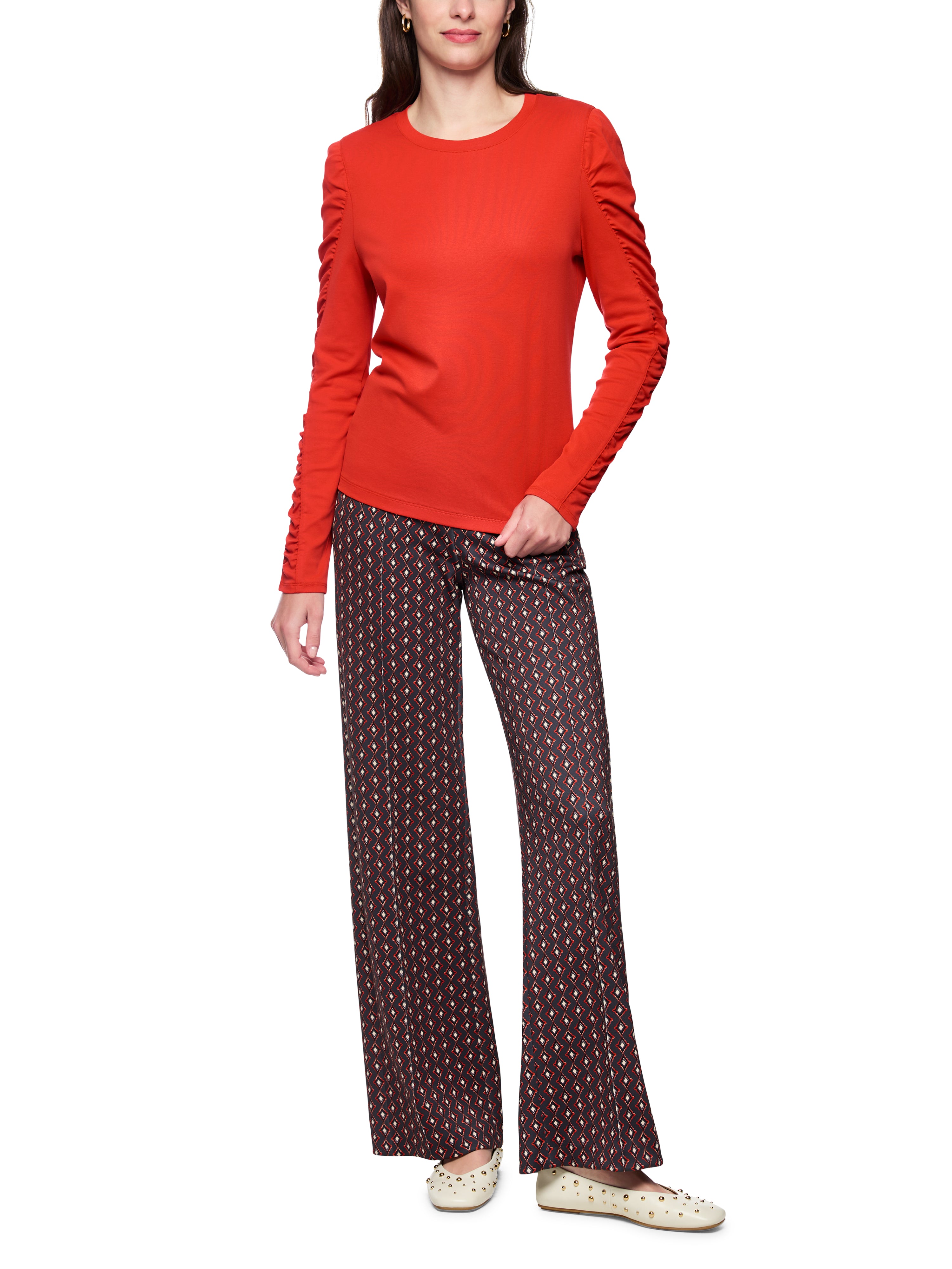 חולצה ארוכת שרוולים עם קפלים וצווארון עגולהרכב: 95% כותנה, 5% אלסטןהדוגמנית בגובה 1.79 ולובשת מידה 3 של מארק קיין