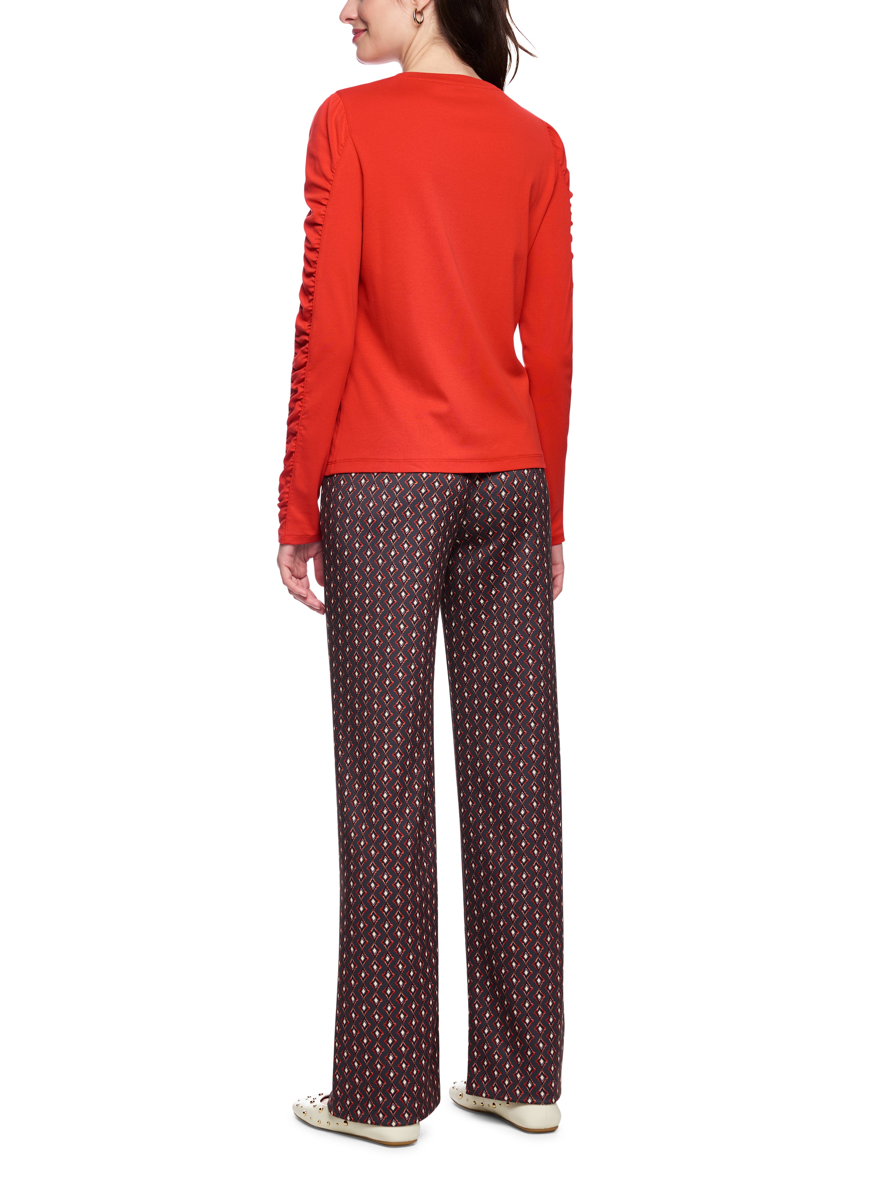 חולצה ארוכת שרוולים עם קפלים וצווארון עגולהרכב: 95% כותנה, 5% אלסטןהדוגמנית בגובה 1.79 ולובשת מידה 3 של מארק קיין