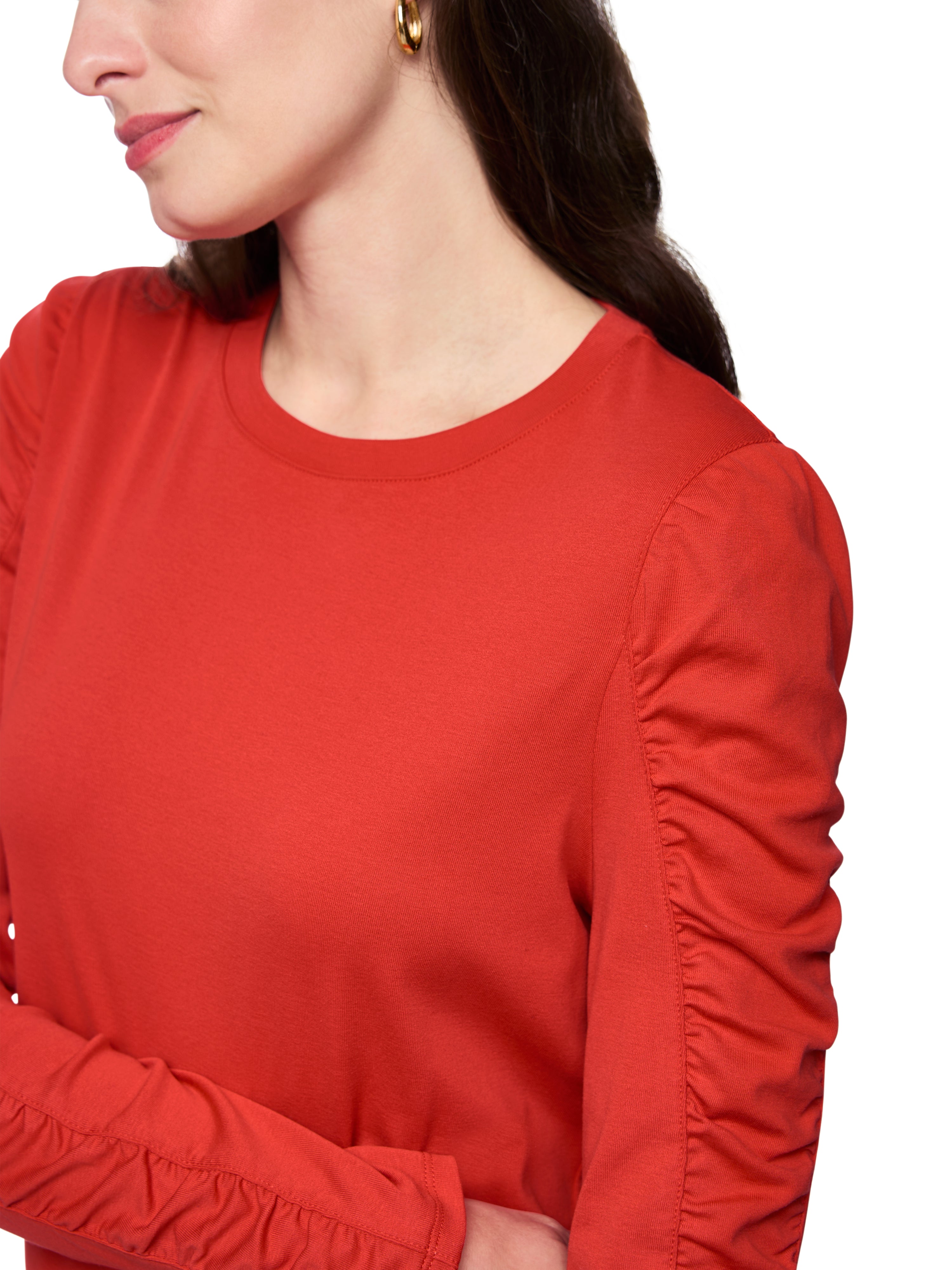 חולצה ארוכת שרוולים עם קפלים וצווארון עגולהרכב: 95% כותנה, 5% אלסטןהדוגמנית בגובה 1.79 ולובשת מידה 3 של מארק קיין