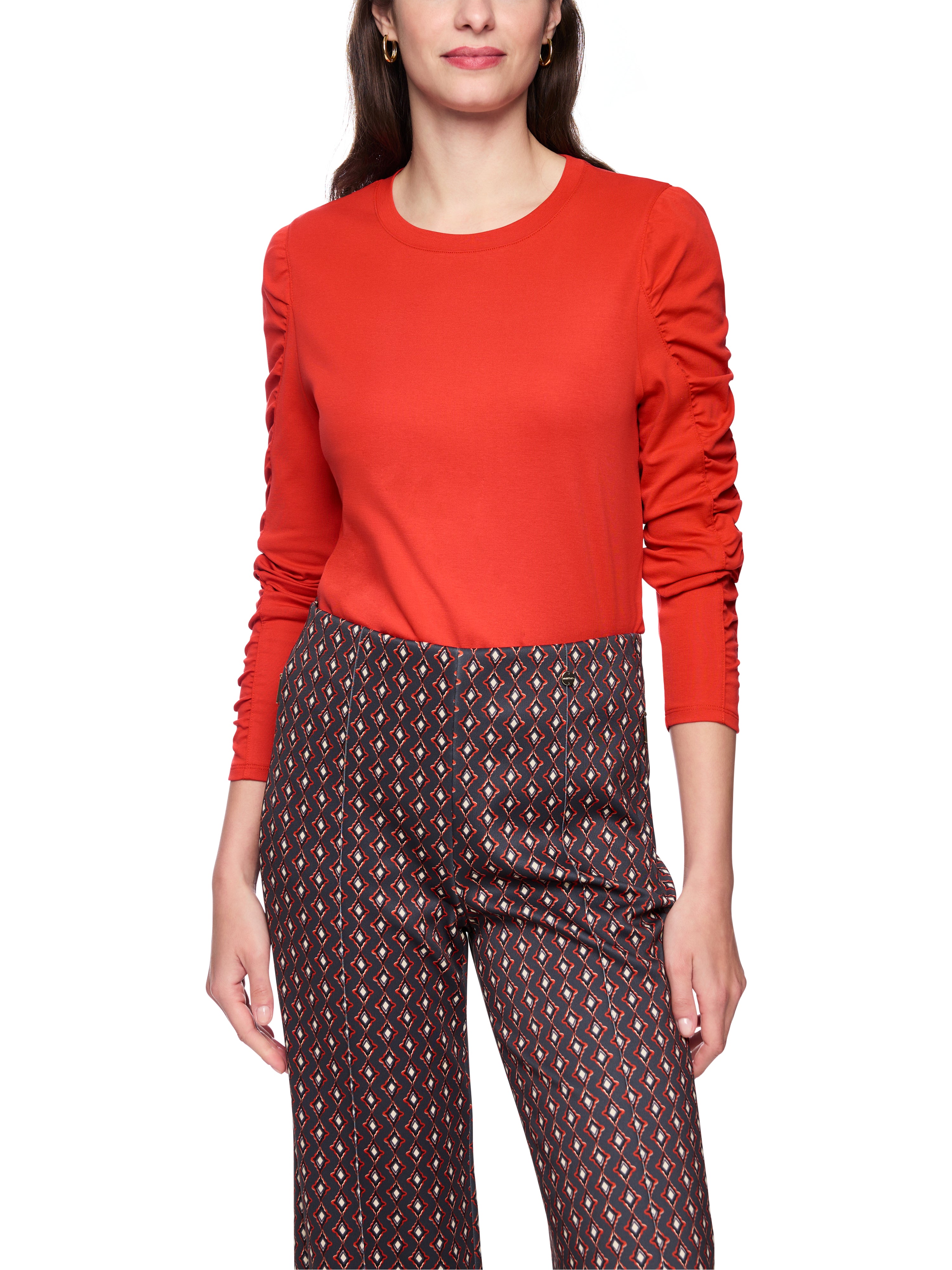 חולצה ארוכת שרוולים עם קפלים וצווארון עגולהרכב: 95% כותנה, 5% אלסטןהדוגמנית בגובה 1.79 ולובשת מידה 3 של מארק קיין