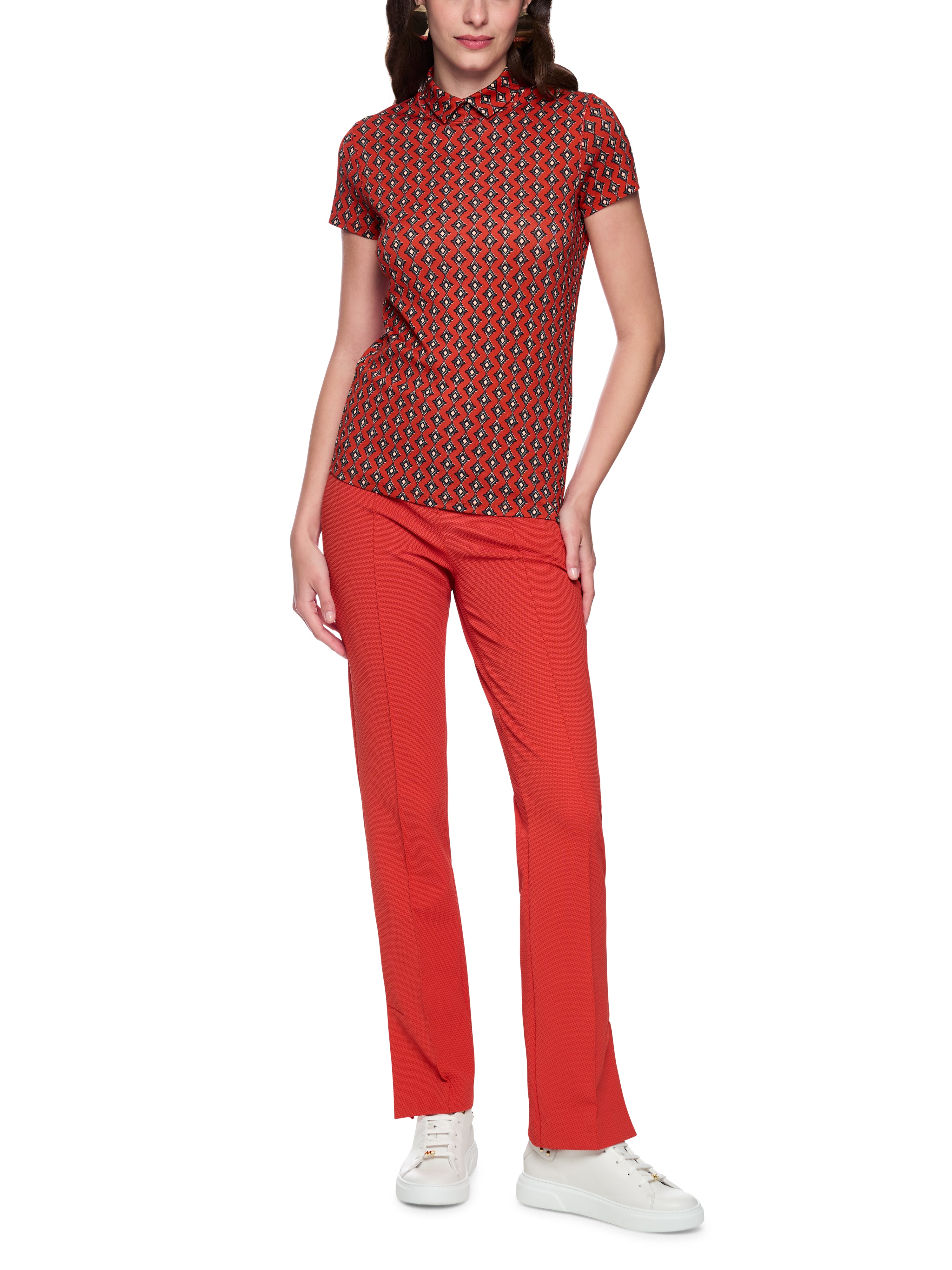 חולצה בגזרה צמודה עשויה כותנה נמתחת עם צווארון והדפס יהלוםהרכב: 95% כותנה, 5% אלסטןהדוגמנית בגובה 1.79 ולובשת מידה 3 של מארק קיין