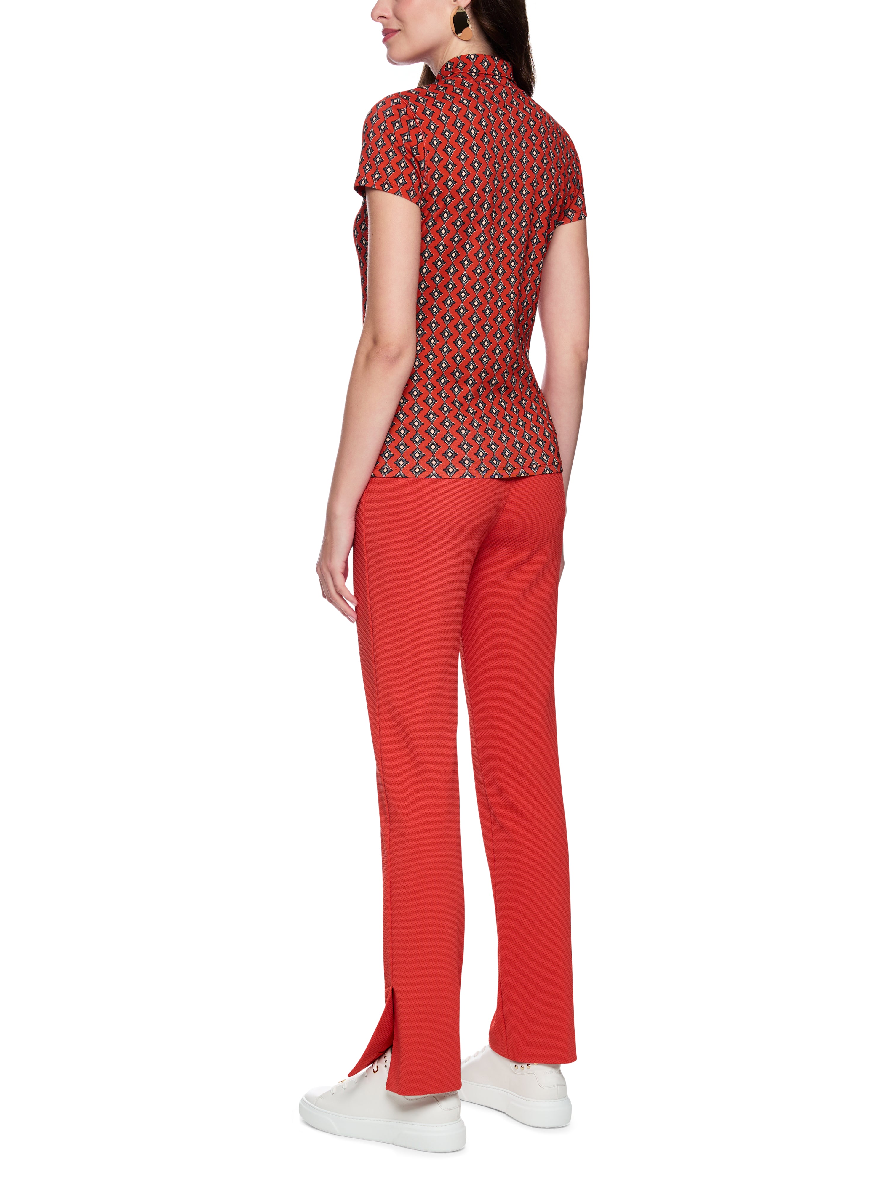 חולצה בגזרה צמודה עשויה כותנה נמתחת עם צווארון והדפס יהלוםהרכב: 95% כותנה, 5% אלסטןהדוגמנית בגובה 1.79 ולובשת מידה 3 של מארק קיין