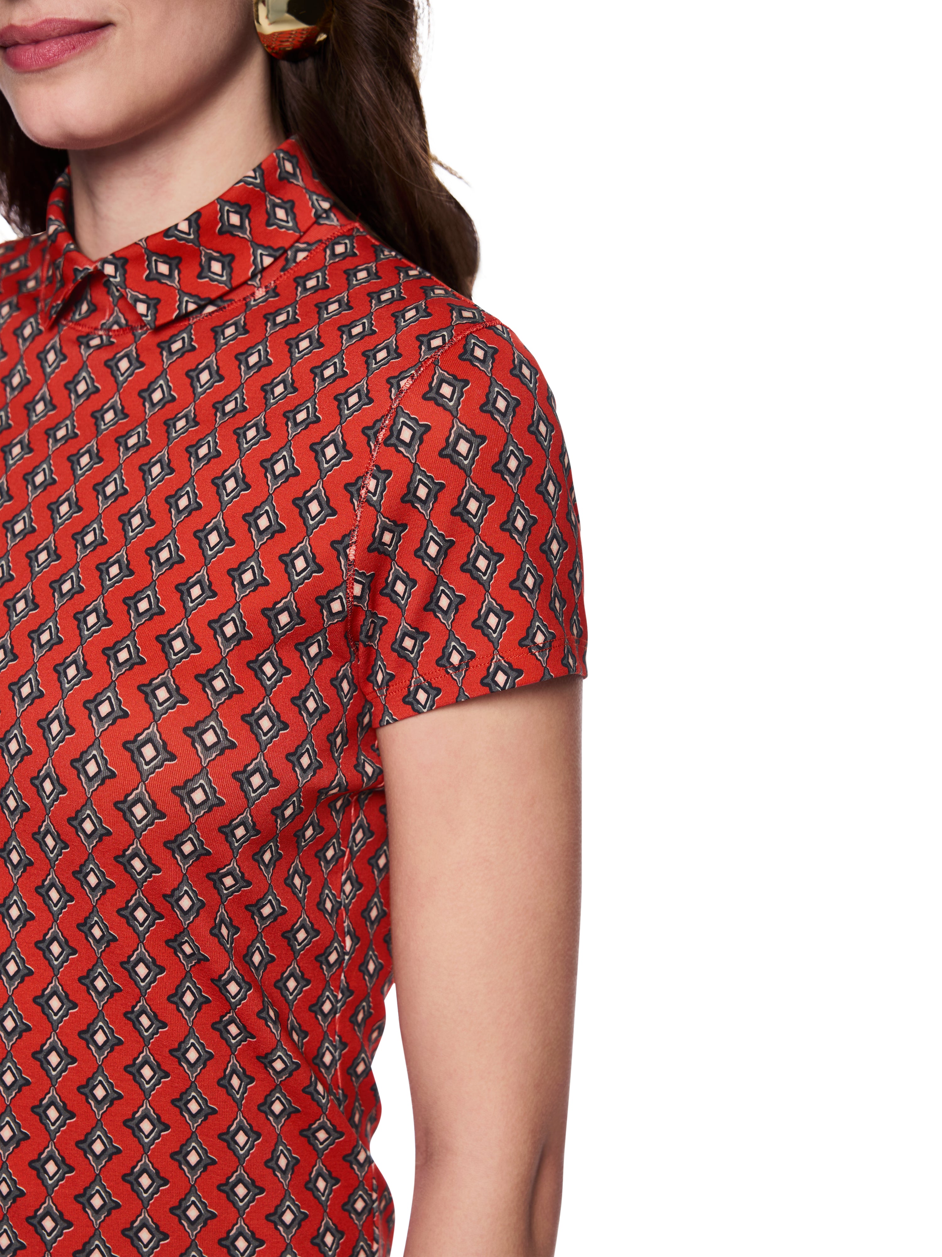 חולצה בגזרה צמודה עשויה כותנה נמתחת עם צווארון והדפס יהלוםהרכב: 95% כותנה, 5% אלסטןהדוגמנית בגובה 1.79 ולובשת מידה 3 של מארק קיין