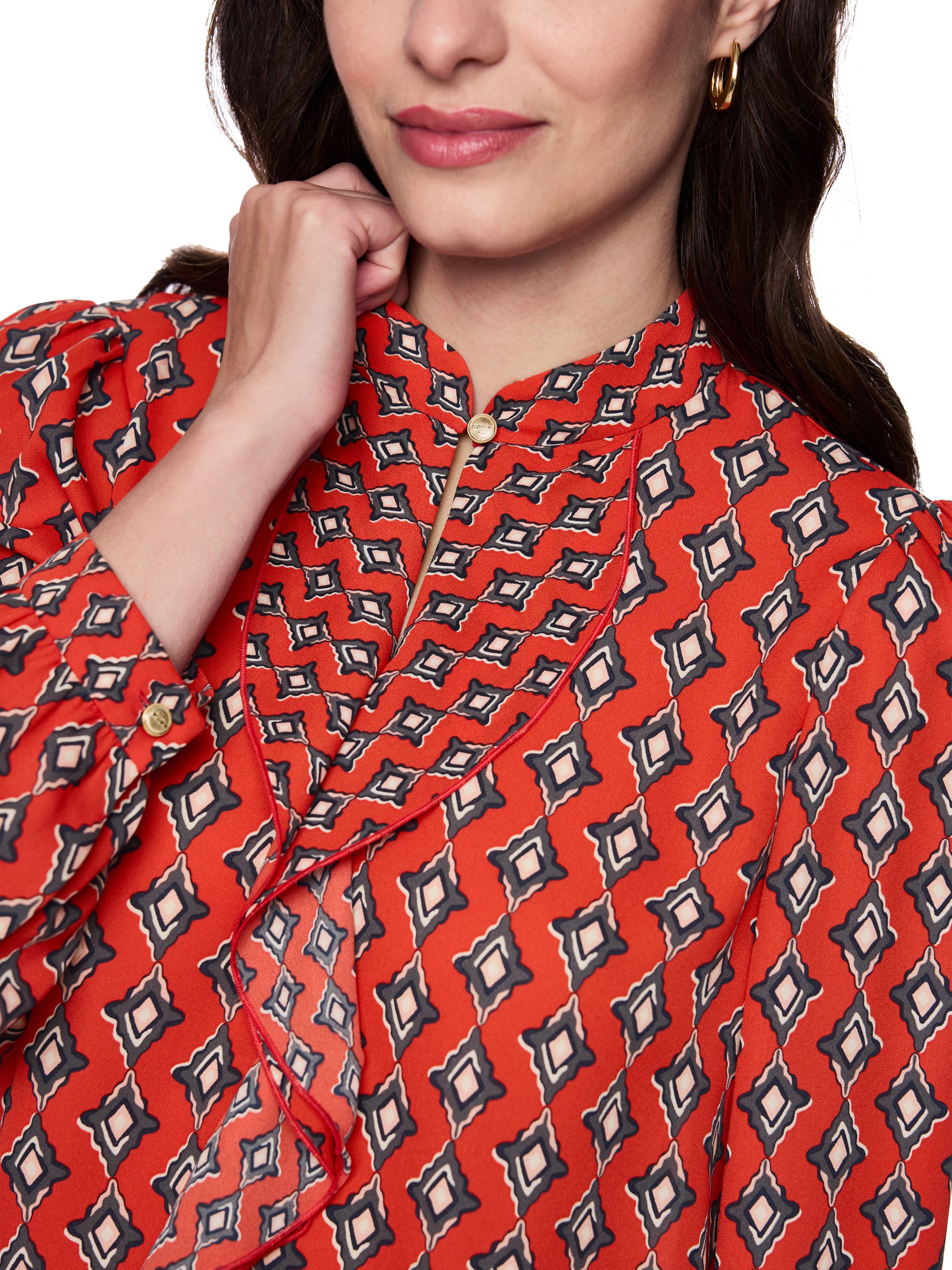 חולצת בלוזון בגזרה זורמת עם צווארון ושרוולים בסגירת כפתורהרכב: 100% פוליאסטרהדוגמנית בגובה 1.79 ולובשת מידה 3 של מארק קיין