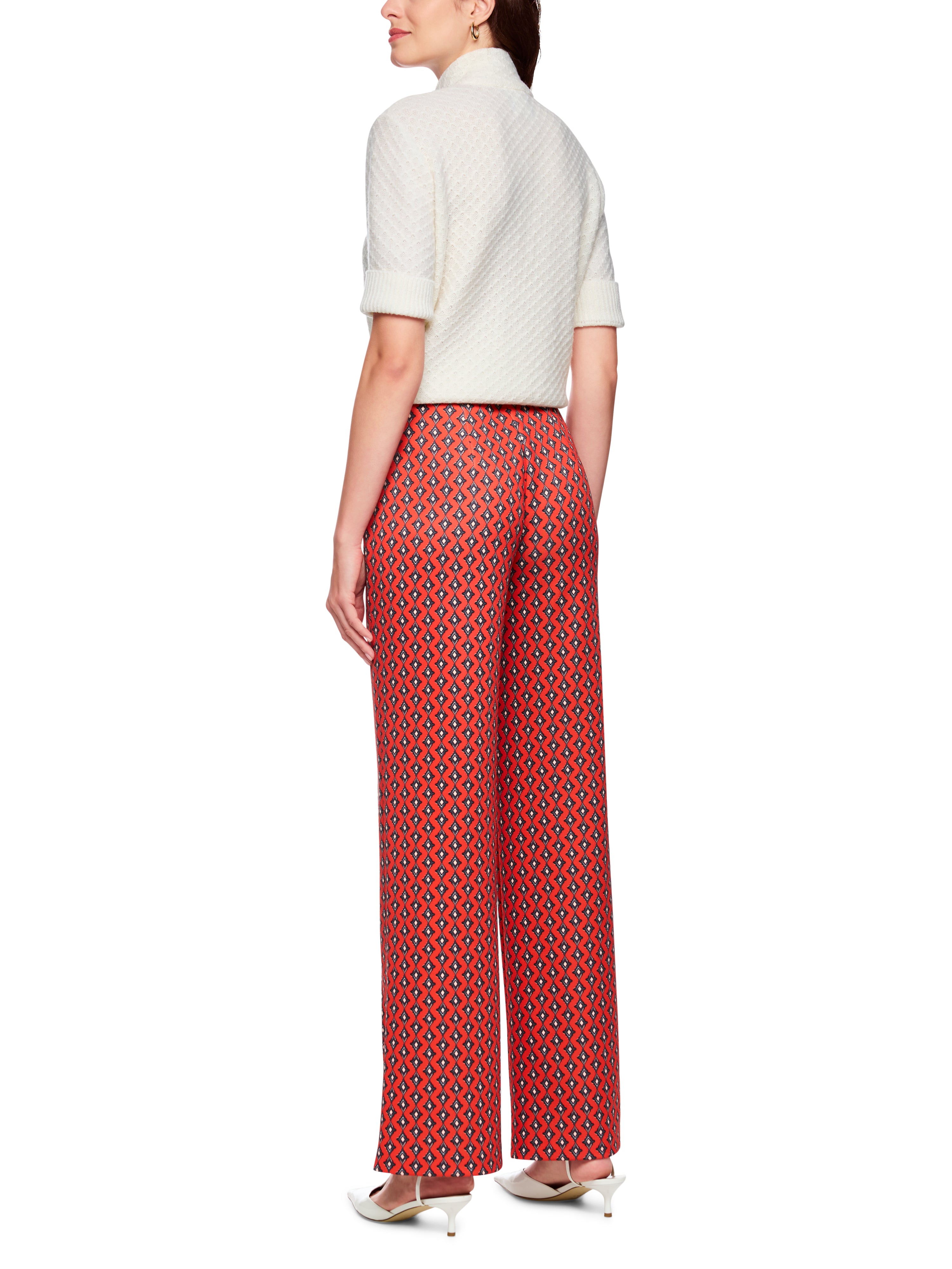 מכנסי ג'רזי סקובה בגזרה רחבה, מותן גבוה ורצועת גומי גמישההרכב: 92% פוליאסטר, 8% אלסטןהדוגמנית בגובה 1.79 ולובשת מידה 3 של מארק קיין