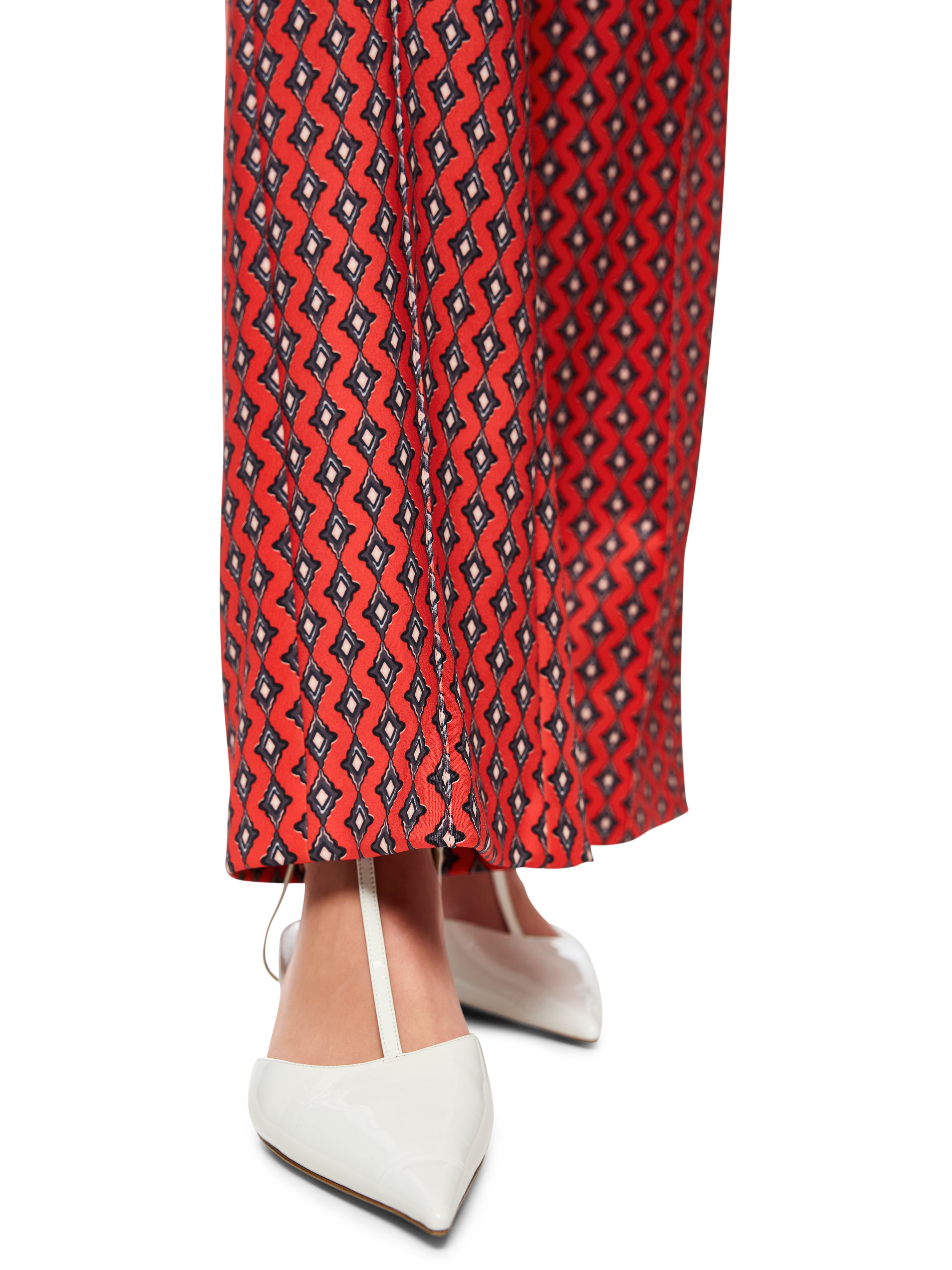 מכנסי ג'רזי סקובה בגזרה רחבה, מותן גבוה ורצועת גומי גמישההרכב: 92% פוליאסטר, 8% אלסטןהדוגמנית בגובה 1.79 ולובשת מידה 3 של מארק קיין