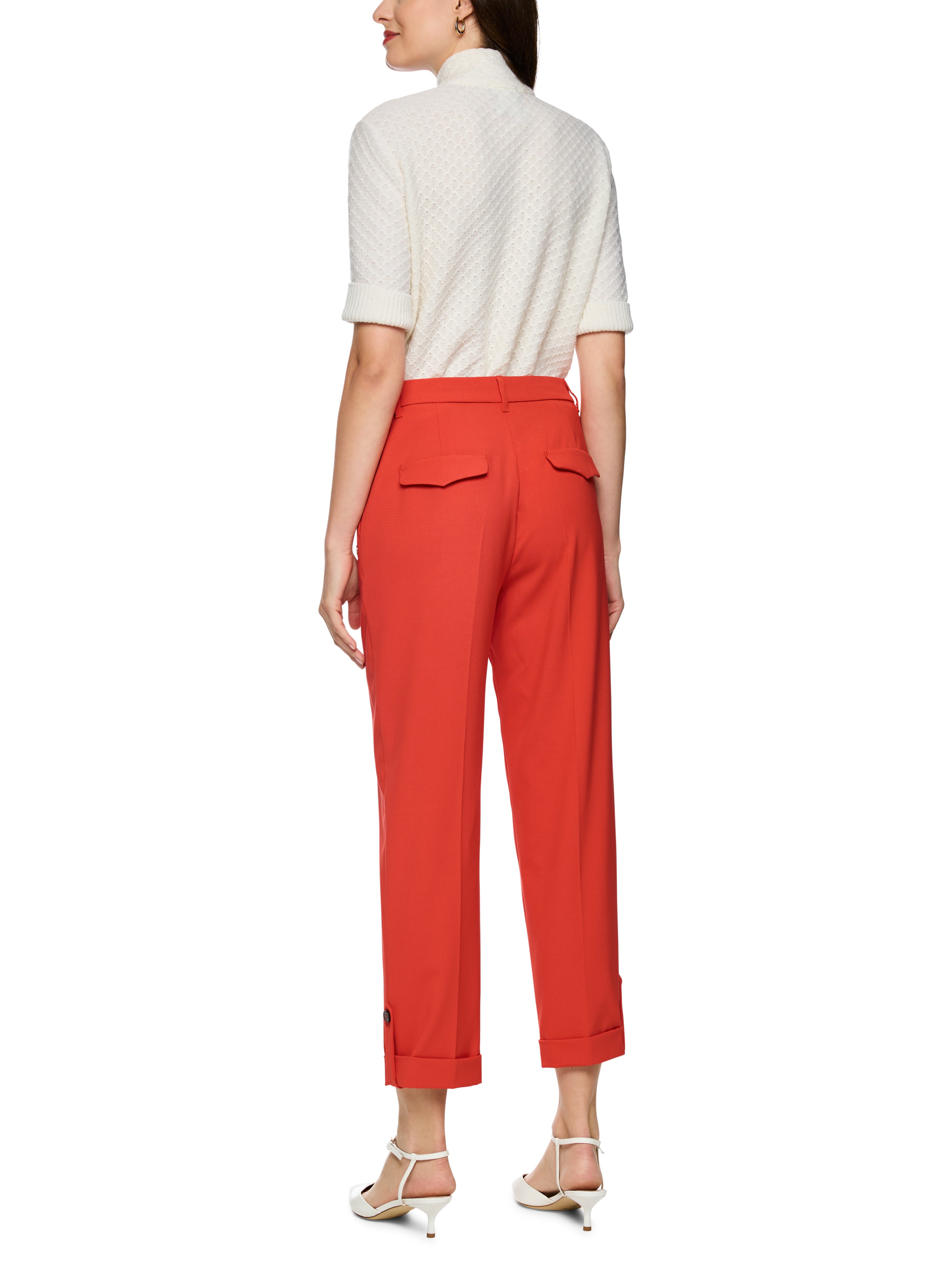 מכנסיים באורך 7/8 עם מכפלת וכיסים אחורייםהרכב: 48% ויסקוזה, 48% פוליאסטר, 4% אלסטןהדוגמנית בגובה 1.79 ולובשת מידה 3 של מארק קיין