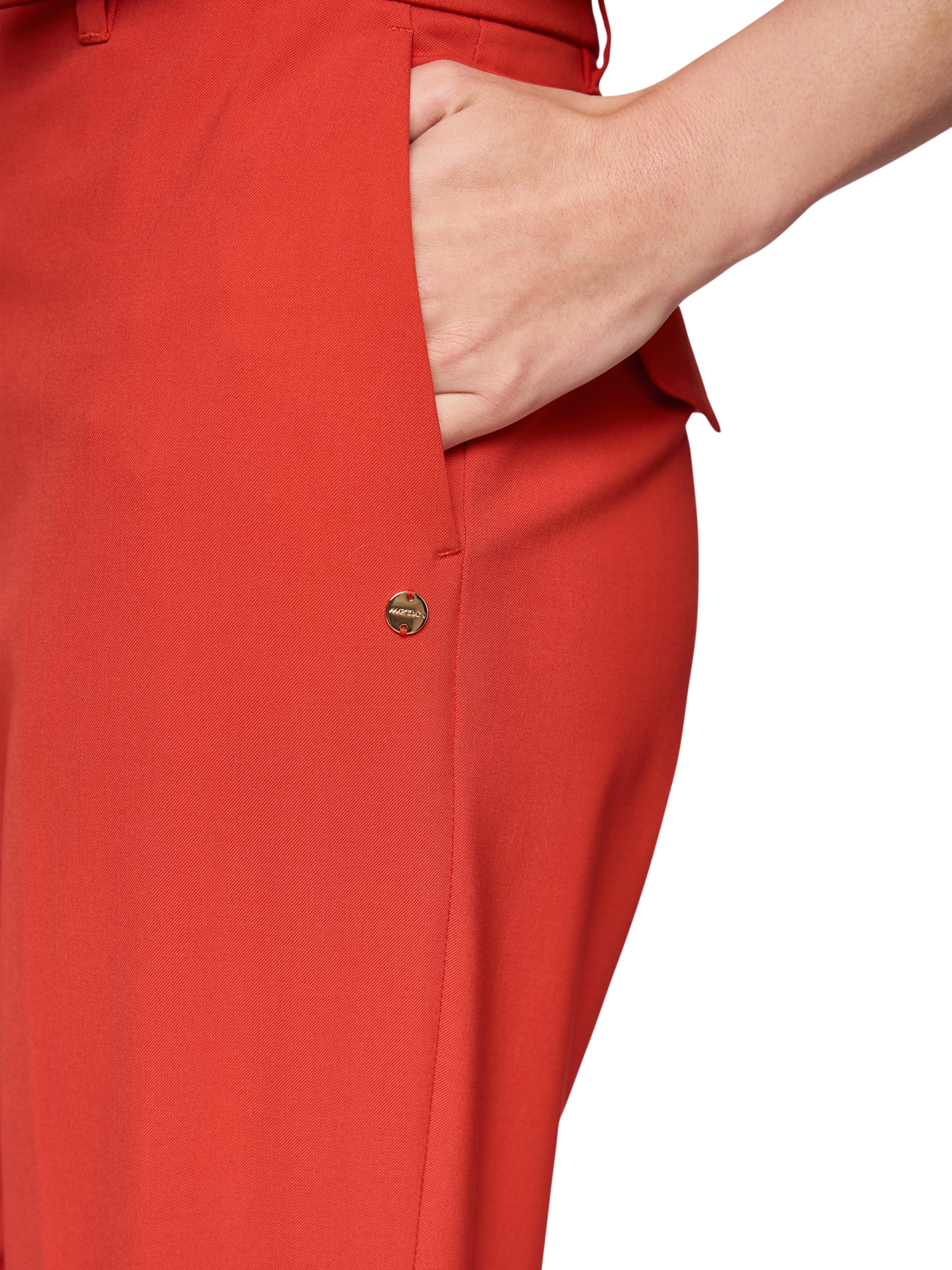 מכנסיים באורך 7/8 עם מכפלת וכיסים אחורייםהרכב: 48% ויסקוזה, 48% פוליאסטר, 4% אלסטןהדוגמנית בגובה 1.79 ולובשת מידה 3 של מארק קיין