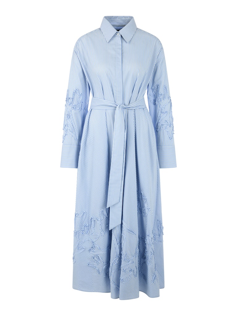 שמלת מידי בעיצוב קז'ואל-אלגנטי, עשויה בד רך וקליל בדוגמת פסים בגווני תכלת ולבן. גזרה נינוחה, עם חגורת מותן נלווית הניתנת לקשירה, להדגשת הצללית הנשית. חצאית מתרחבת, עם נפילה עשירה וזורמת. תוספת דיטייל של עיטור רקמה בדוגמה פרחונית בשרוולים ובחצאית מעניקה לשמלה טוויסט מודרני וייחודי.סגירת כפתורים נסתרת לכל האורך, צווארון קלאסי, ושרוולים ארוכים בסיומת חפתים מכופתרים רחבים המאפשרים התאמת אורך אישית.הרכב: 65% כותנה, 32% פוליאסטר, 3% אלסטןהדוגמנית בגובה 1.79 ולובשת מידה 3 של מארק קיין