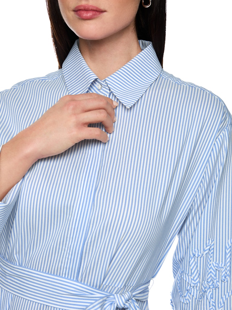 שמלת מידי בעיצוב קז'ואל-אלגנטי, עשויה בד רך וקליל בדוגמת פסים בגווני תכלת ולבן. גזרה נינוחה, עם חגורת מותן נלווית הניתנת לקשירה, להדגשת הצללית הנשית. חצאית מתרחבת, עם נפילה עשירה וזורמת. תוספת דיטייל של עיטור רקמה בדוגמה פרחונית בשרוולים ובחצאית מעניקה לשמלה טוויסט מודרני וייחודי.סגירת כפתורים נסתרת לכל האורך, צווארון קלאסי, ושרוולים ארוכים בסיומת חפתים מכופתרים רחבים המאפשרים התאמת אורך אישית.הרכב: 65% כותנה, 32% פוליאסטר, 3% אלסטןהדוגמנית בגובה 1.79 ולובשת מידה 3 של מארק קיין