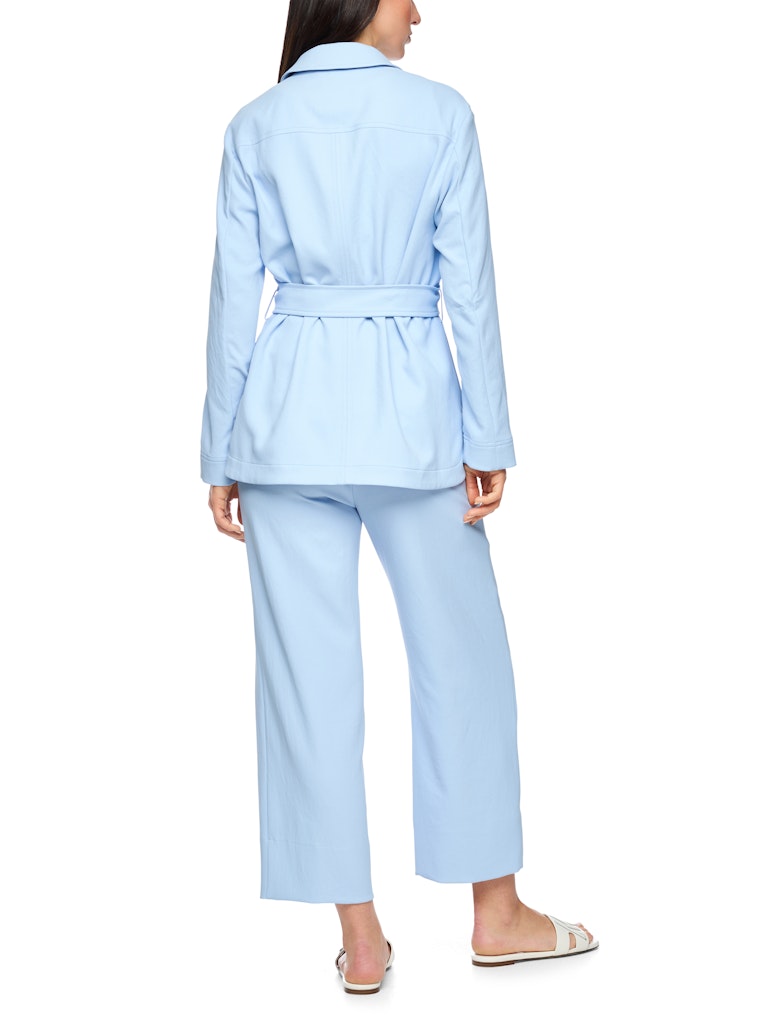 ז'קט בעיצוב קלאסי, בגזרה ישרה, מבד רך. חגורת מותן נלווית הניתנת לקשירה, או לסגירה באמצעות אבזם, צווארון דש, שני כיסי צד ושני כיסי חזה, סגירה באמצעות כפתורים לכל האורך.הרכב: 100% פוליאסטר ממוחזרהדוגמנית בגובה 1.79 ולובשת מידה 3 של מארק קיין