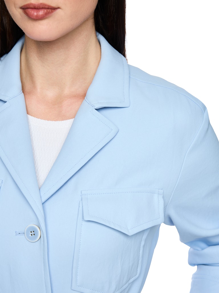 ז'קט בעיצוב קלאסי, בגזרה ישרה, מבד רך. חגורת מותן נלווית הניתנת לקשירה, או לסגירה באמצעות אבזם, צווארון דש, שני כיסי צד ושני כיסי חזה, סגירה באמצעות כפתורים לכל האורך.הרכב: 100% פוליאסטר ממוחזרהדוגמנית בגובה 1.79 ולובשת מידה 3 של מארק קיין