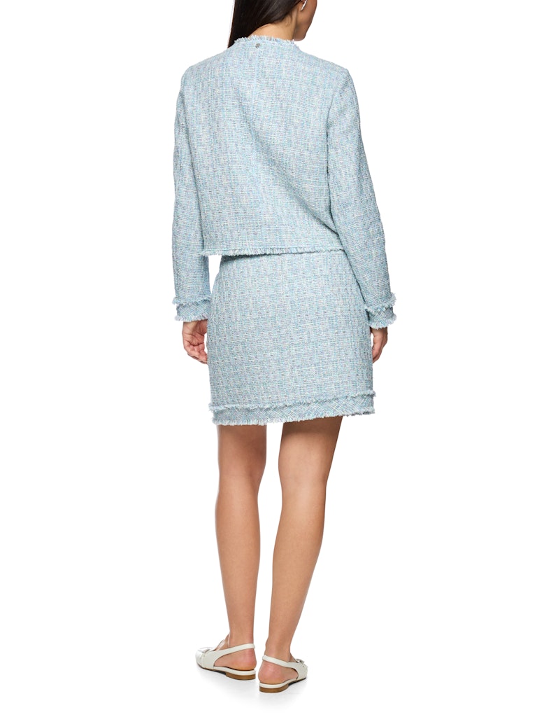 ז'קט בוקלה בגזרה ישרה ונשית, ארוג מבד רך בעל טקסטורה, בשילוב צבעים עדין. סגירה באמצעות כפתור אחד בצווארון, וגימור פרנזים במכפלת, בשרוולים, וסביב הצוואר.הרכב: 43% כותנה, 37% פוליאסטר, 18% אקריליק, 2% סיבים מתכתייםהדוגמנית בגובה 1.79 ולובשת מידה 3 של מארק קיין