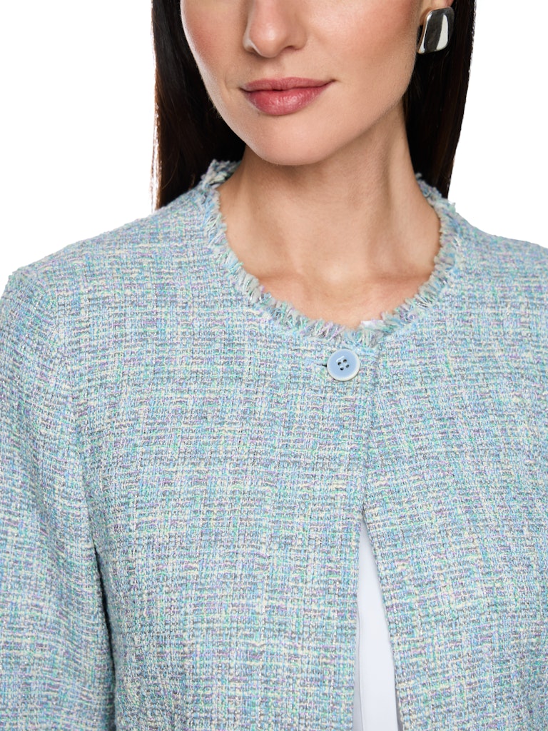 ז'קט בוקלה בגזרה ישרה ונשית, ארוג מבד רך בעל טקסטורה, בשילוב צבעים עדין. סגירה באמצעות כפתור אחד בצווארון, וגימור פרנזים במכפלת, בשרוולים, וסביב הצוואר.הרכב: 43% כותנה, 37% פוליאסטר, 18% אקריליק, 2% סיבים מתכתייםהדוגמנית בגובה 1.79 ולובשת מידה 3 של מארק קיין