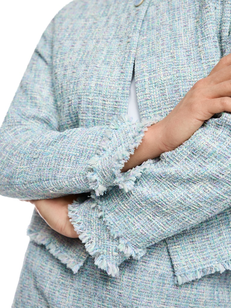 ז'קט בוקלה בגזרה ישרה ונשית, ארוג מבד רך בעל טקסטורה, בשילוב צבעים עדין. סגירה באמצעות כפתור אחד בצווארון, וגימור פרנזים במכפלת, בשרוולים, וסביב הצוואר.הרכב: 43% כותנה, 37% פוליאסטר, 18% אקריליק, 2% סיבים מתכתייםהדוגמנית בגובה 1.79 ולובשת מידה 3 של מארק קיין