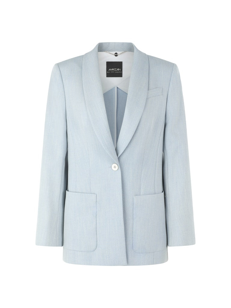 בלייזר בעיצוב קז'ואל-אלגנטי, בגזרה ישרה, נינוחה וארוכה. עם בטנה דקה, וריפוד קל בכתפיים, צווארון שאל, זוג כיסי פאץ' גדולים בחזית, כיס דש קטן, וסגירה באמצעות כפתור אחד.הרכב: 48% ויסקוזה, 43% פוליאסטר ממוחזר, 3% אלסטן, 3% פוליאמיד, 3% סיבים מתכתייםהדוגמנית בגובה 1.79 ולובשת מידה 3 של מארק קיין