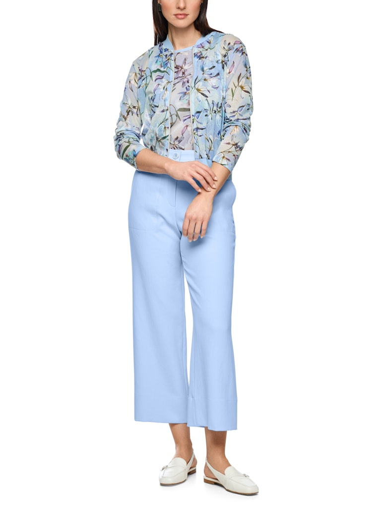 קרדיגן דק וקליל, מבד שקפקף בהדפס פרחוני. גזרה ישרה, עם גימור מנג'ט ריב במכפלת ובצווארון, וסגירה באמצעות רוכסן דו כיווני.הרכב: 82% כותנה, 18% פוליאמידהדוגמנית בגובה 1.79 ולובשת מידה 3 של מארק קיין