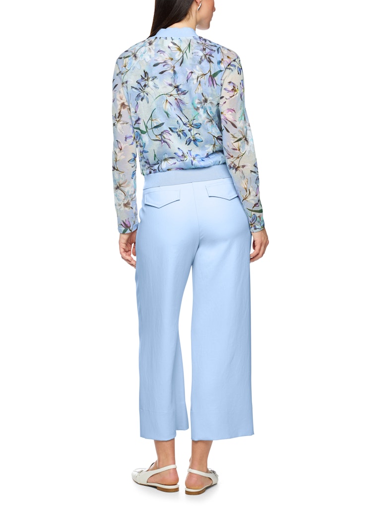 קרדיגן דק וקליל, מבד שקפקף בהדפס פרחוני. גזרה ישרה, עם גימור מנג'ט ריב במכפלת ובצווארון, וסגירה באמצעות רוכסן דו כיווני.הרכב: 82% כותנה, 18% פוליאמידהדוגמנית בגובה 1.79 ולובשת מידה 3 של מארק קיין