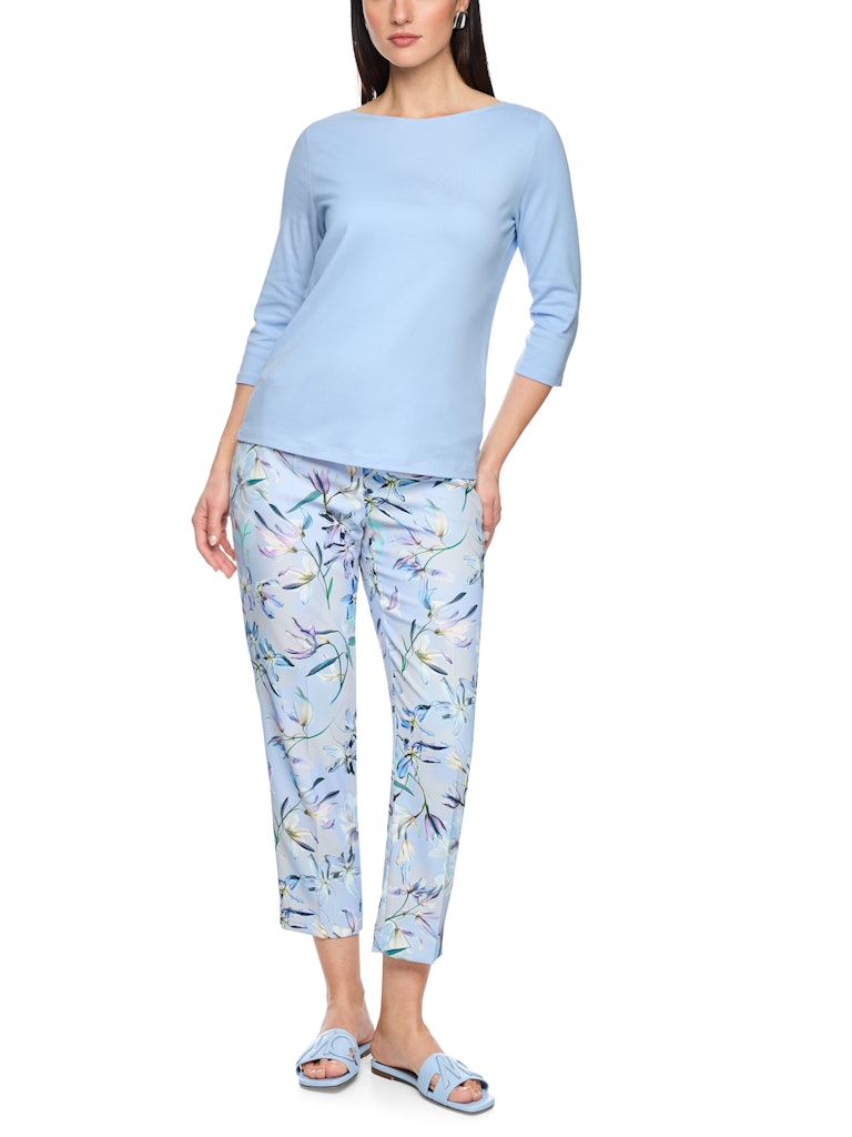 חולצת טישירט בגזרה צמודה לגוף, מבד כותנה ג'רזי רך ונעים. עם צווארון סירה ושרוולים באורך ¾.הרכב: 92% כותנה, 8% אלסטןהדוגמנית בגובה 1.79 ולובשת מידה 3 של מארק קיין