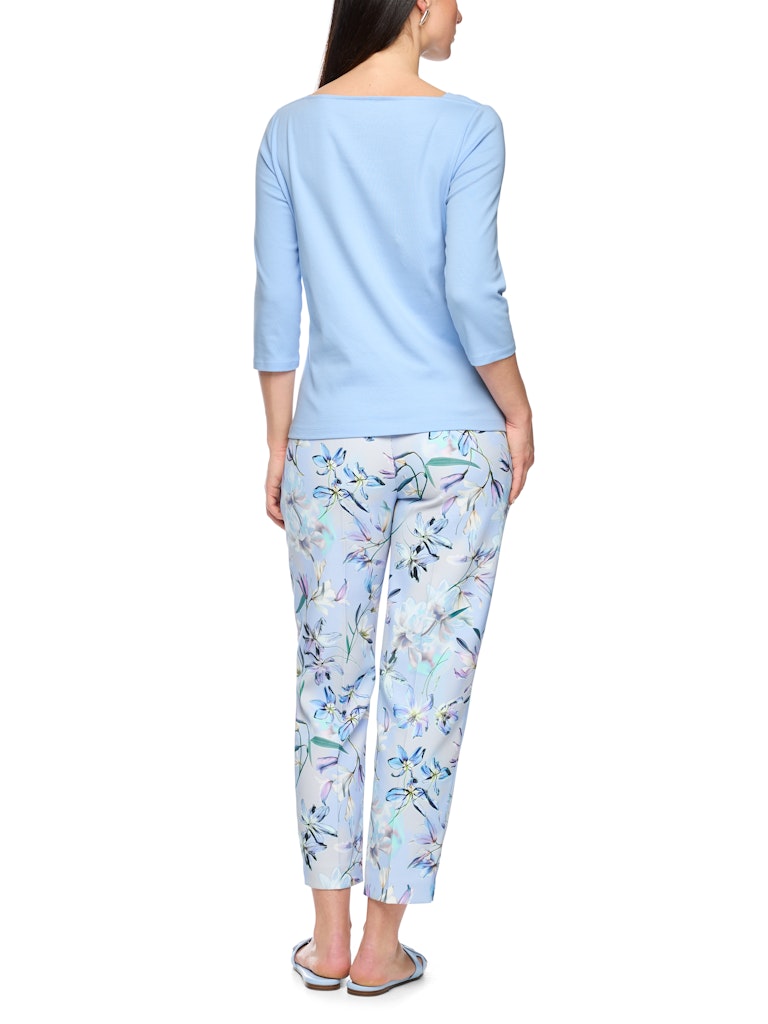 חולצת טישירט בגזרה צמודה לגוף, מבד כותנה ג'רזי רך ונעים. עם צווארון סירה ושרוולים באורך ¾.הרכב: 92% כותנה, 8% אלסטןהדוגמנית בגובה 1.79 ולובשת מידה 3 של מארק קיין