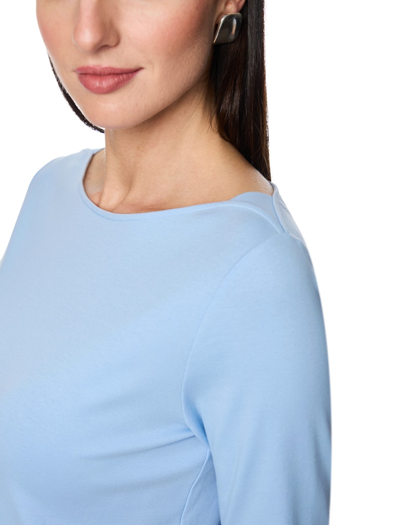 חולצת טישירט בגזרה צמודה לגוף, מבד כותנה ג'רזי רך ונעים. עם צווארון סירה ושרוולים באורך ¾.הרכב: 92% כותנה, 8% אלסטןהדוגמנית בגובה 1.79 ולובשת מידה 3 של מארק קיין