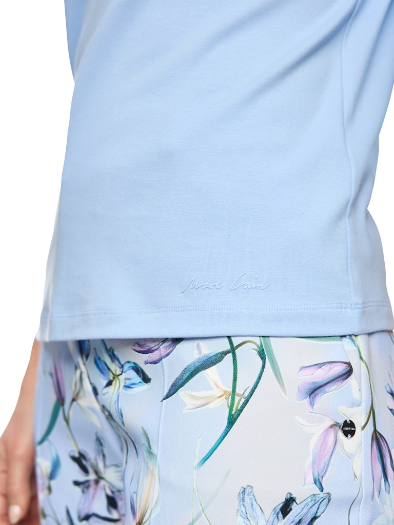 חולצת טישירט בגזרה צמודה לגוף, מבד כותנה ג'רזי רך ונעים. עם צווארון סירה ושרוולים באורך ¾.הרכב: 92% כותנה, 8% אלסטןהדוגמנית בגובה 1.79 ולובשת מידה 3 של מארק קיין