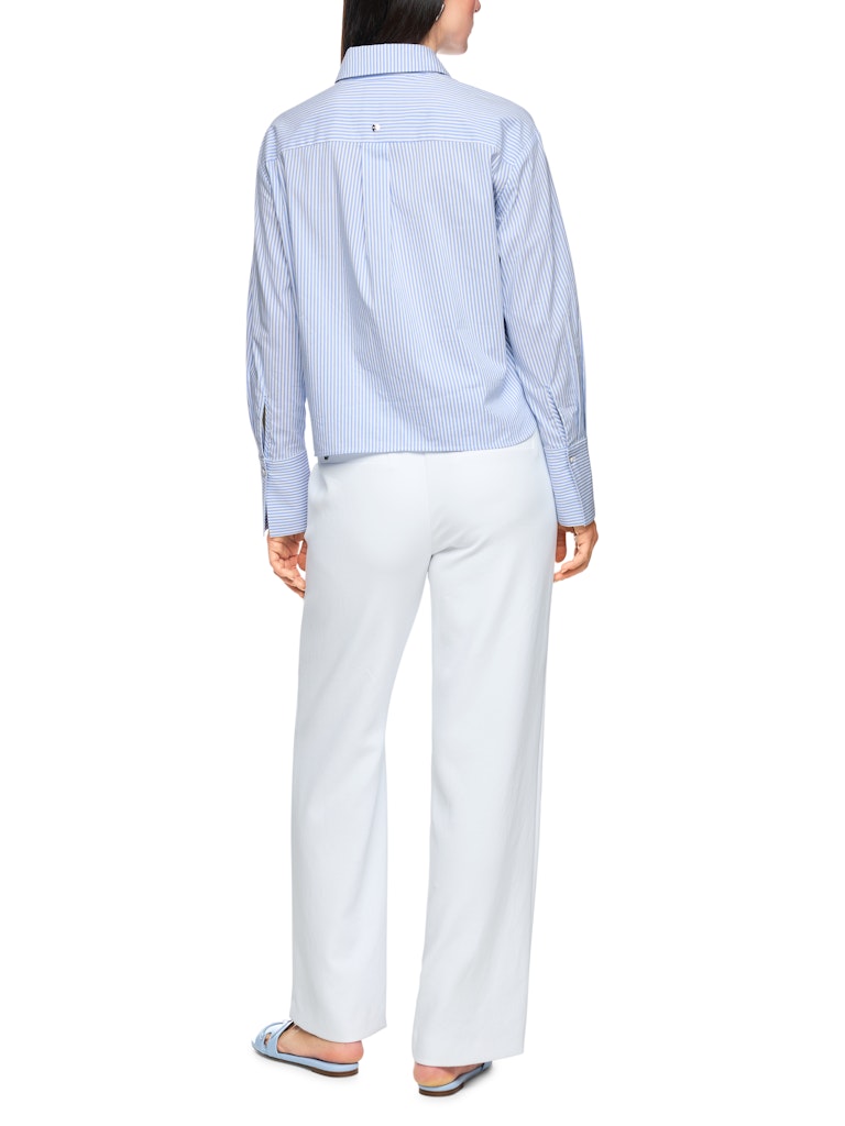 חולצת פסים מכופתרת, בגזרה נשית ונינוחה, מבד רך ונעים. דוגמת פסים בצבעי תכלת ולבן, צווארון קלאסי, שרוולים ארוכים בסיומת חפתים רחבים מכותפרים, וסגירת כפתורים נסתרת. תוספת דיטייל של עיטור בדוגמה פרחונית מעניקה לחולצה טוויסט מודרני וייחודי.הרכב: 65% כותנה, 32% פוליאסטר, 3% אלסטןהדוגמנית בגובה 1.79 ולובשת מידה 3 של מארק קיין