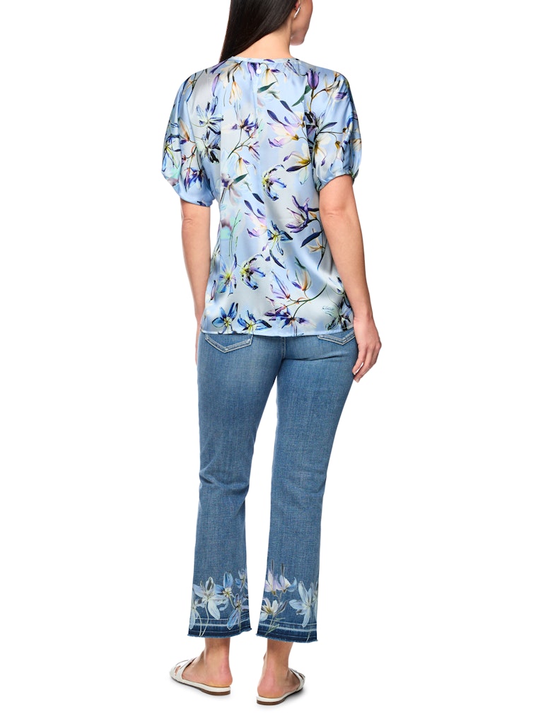 חולצה אלגנטית עשויה בד רך וקליל מתערובת משי. גזרה נשית ונינוחה, עם שרוולי עטלף קצרים, צווארון וי, והדפס פרחוני עדין.הרכב: 92% משי, 8% אלסטןהדוגמנית בגובה 1.79 ולובשת מידה 3 של מארק קיין