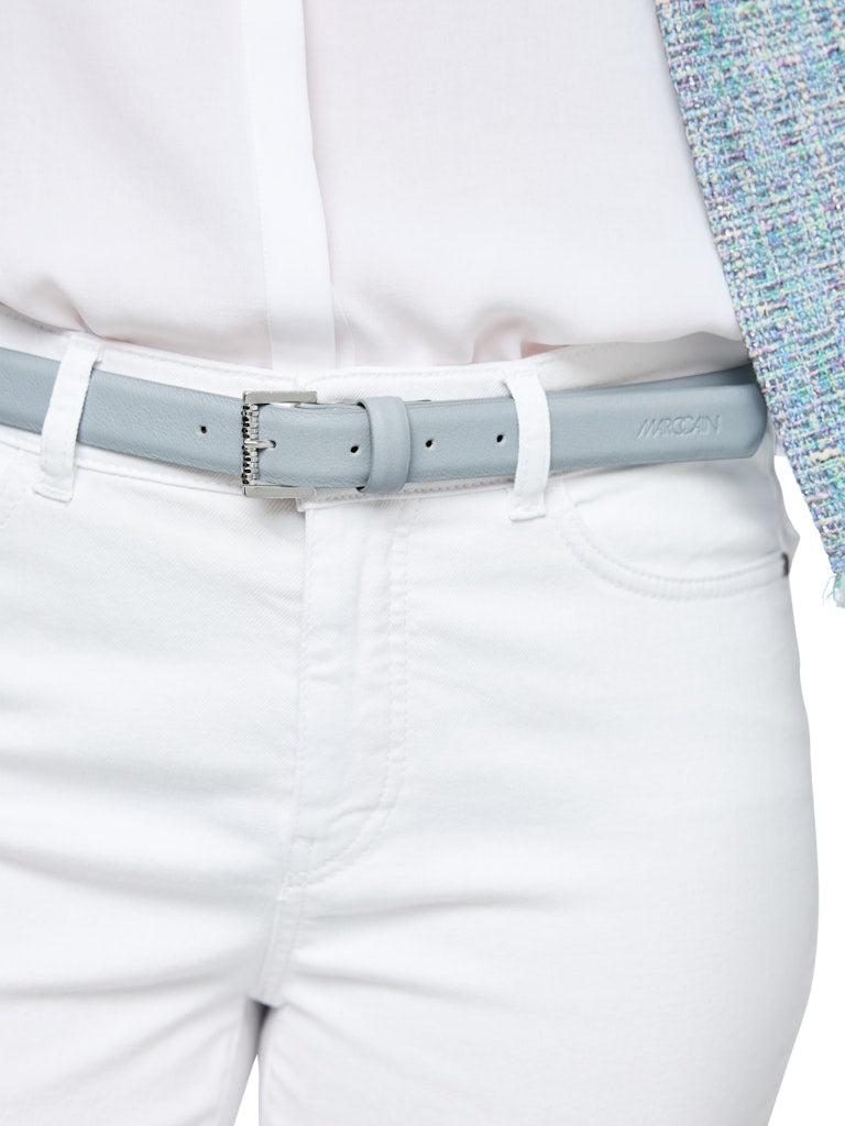 חגורת מותן דקה מעור, עם אבזם מתכתי כסוף לסגירה.רוחב: 2.5 ס"מהרכב: 100% עור