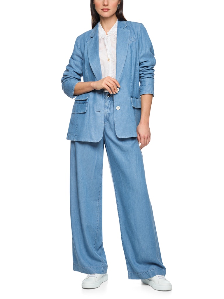 בלייזר ג'ינס בגזרת אוברסייז, מבד קליל ורך. צווארון דש עמוק, כיסי צד, וסגירה באמצעות 2 כפתורים. מושלם למראה קז'ואל אופנתי.הרכב: 100% ליוסל (Tencel)הדוגמנית בגובה 1.79 ולובשת מידה 3 של מארק קיין