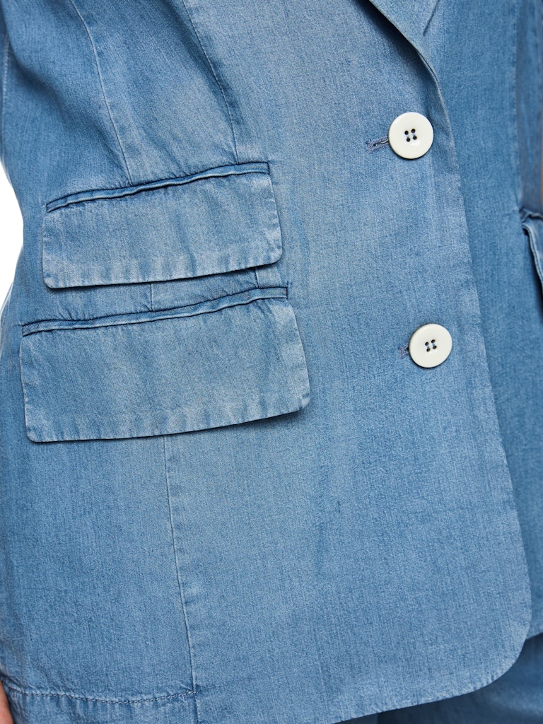 בלייזר ג'ינס בגזרת אוברסייז, מבד קליל ורך. צווארון דש עמוק, כיסי צד, וסגירה באמצעות 2 כפתורים. מושלם למראה קז'ואל אופנתי.הרכב: 100% ליוסל (Tencel)הדוגמנית בגובה 1.79 ולובשת מידה 3 של מארק קיין