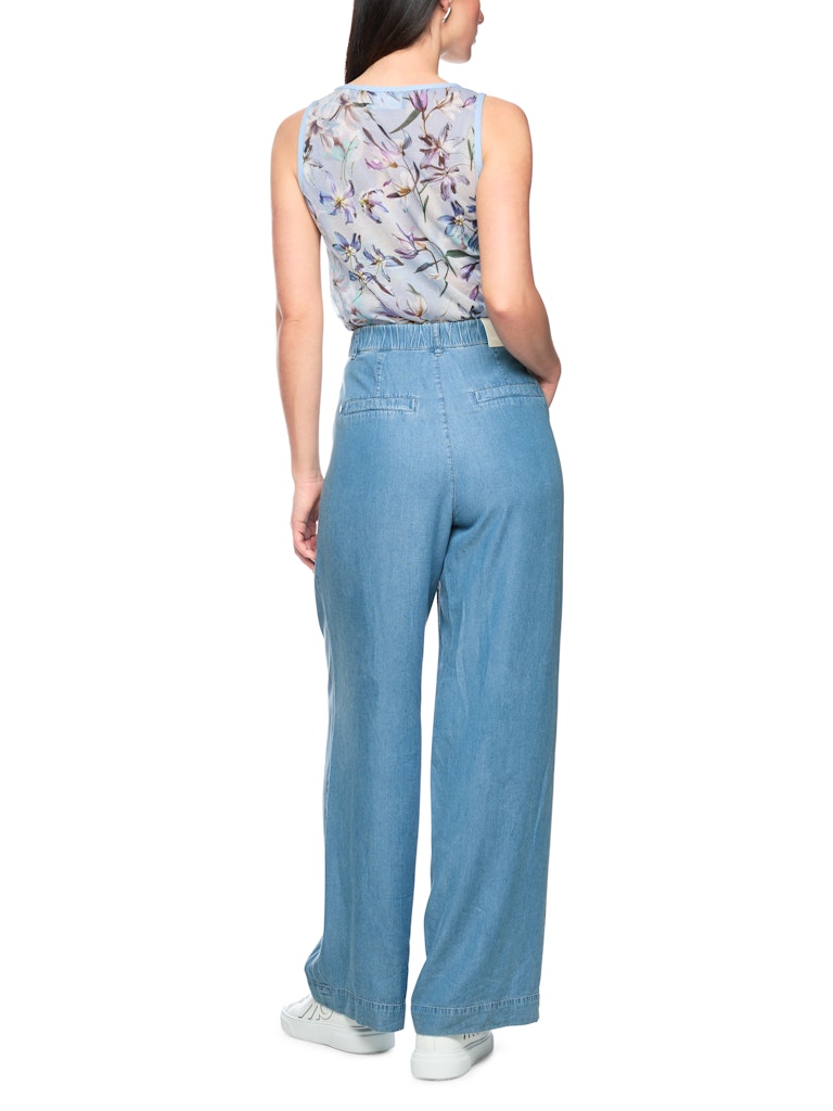 מכנסי ג'ינס בגזרת Loose רחבה ואופנתית, עם מותן גבוהה, מבד קליל וזורם. קפלים קדמיים מודגשים, שני כיסי צד, סגירה באמצעות כפתור ורוכסן, ולולאות לחגורה. עם גומי בחלק האחורי של המותן להתאמה ונוחות מושלמת.הרכב: 100% ליוסל (Tencel)הדוגמנית בגובה 1.79 ולובשת מידה 3 של מארק קיין