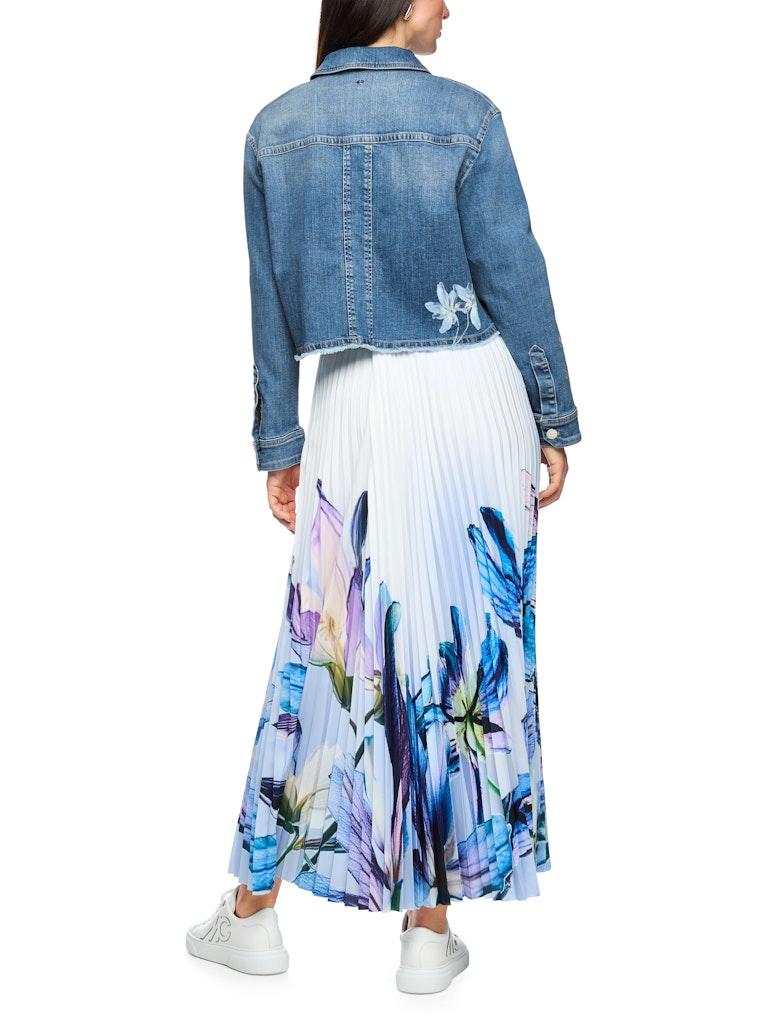 ז'קט ג'ינס באורך קצר, עשוי כותנה רכה ואלסטית. גזרה ישרה ונינוחה, עם שרוולים ארוכים בסיומת חפתים מכופתרים, מעוטרים בהדפס צבעוני. עם צווארון קלאסי, שני כיסי חזה, וסגירה באמצעות כפתורי מתכת.הרכב: 98% כותנה, 2% אלסטןהדוגמנית בגובה 1.79 ולובשת מידה 3 של מארק קיין