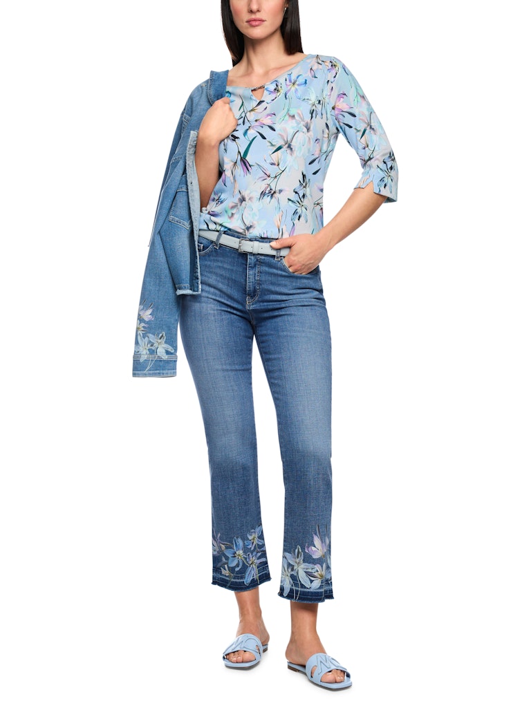 ג'ינס בגזרה קלאסית ונשית, מכותנה רכה וסטרצ'ית. מכפלת מעט מתרחבת בגובה הקרסול, בעיטור הדפס פרחוני וסיומת פרומה. עם סגירת כפתור ורוכסן, 5 כיסים, ולולאות לחגורה.הרכב: 98% כותנה, 2% אלסטןהדוגמנית בגובה 1.79 ולובשת מידה 3 של מארק קיין