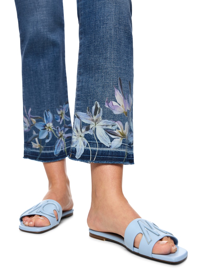 ג'ינס בגזרה קלאסית ונשית, מכותנה רכה וסטרצ'ית. מכפלת מעט מתרחבת בגובה הקרסול, בעיטור הדפס פרחוני וסיומת פרומה. עם סגירת כפתור ורוכסן, 5 כיסים, ולולאות לחגורה.הרכב: 98% כותנה, 2% אלסטןהדוגמנית בגובה 1.79 ולובשת מידה 3 של מארק קיין