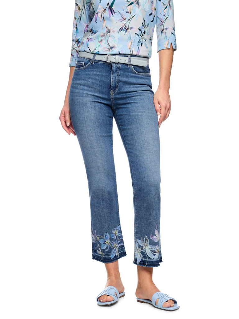 ג'ינס בגזרה קלאסית ונשית, מכותנה רכה וסטרצ'ית. מכפלת מעט מתרחבת בגובה הקרסול, בעיטור הדפס פרחוני וסיומת פרומה. עם סגירת כפתור ורוכסן, 5 כיסים, ולולאות לחגורה.הרכב: 98% כותנה, 2% אלסטןהדוגמנית בגובה 1.79 ולובשת מידה 3 של מארק קיין