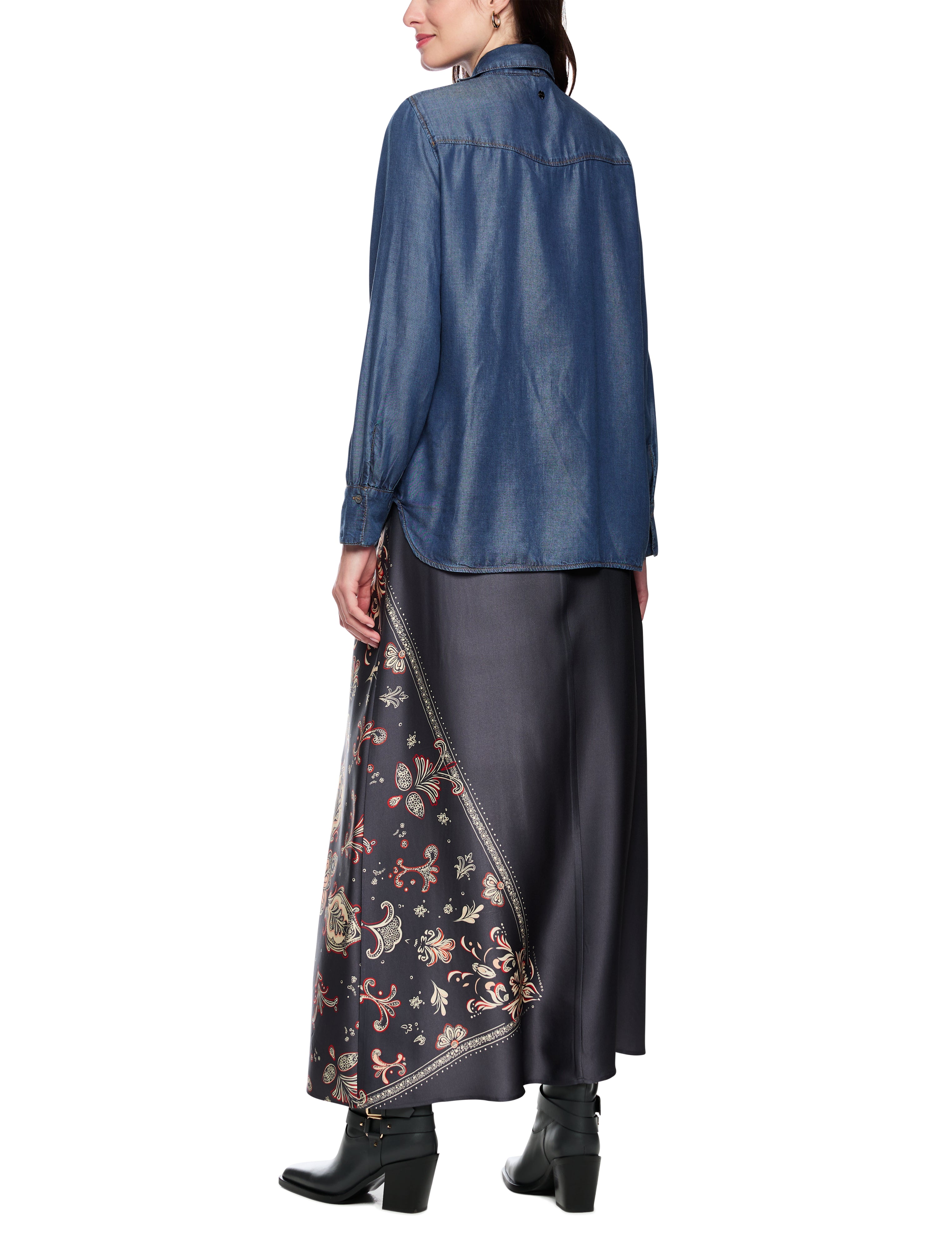 חולצת בלוזון בגזרה רחבה עם שרוולים ארוכים, רקמת פייזלי וכפתורים נסתריםהרכב: 100% ליוסלהדוגמנית בגובה 1.79 ולובשת מידה 3 של מארק קיין