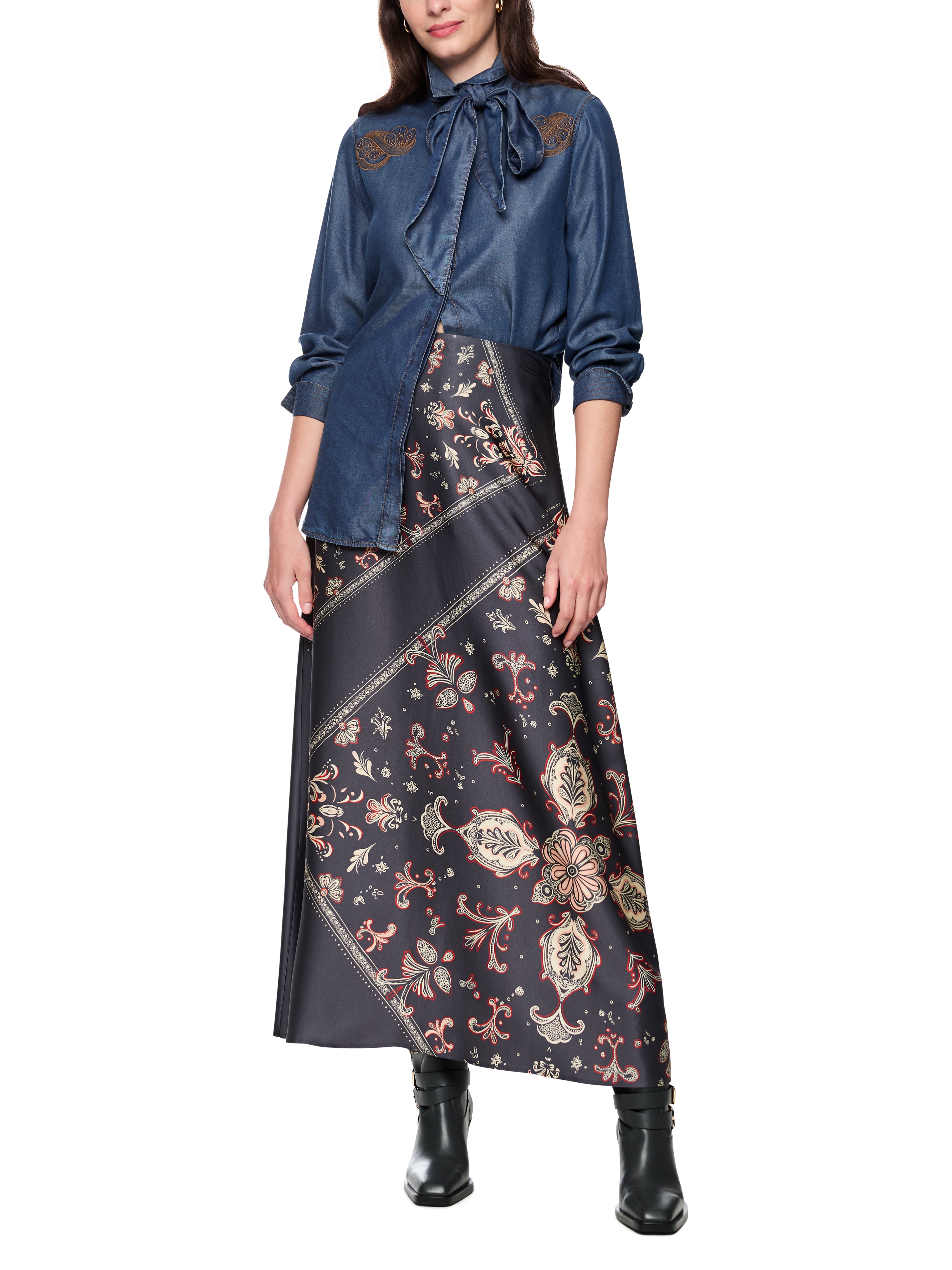 חולצת בלוזון בגזרה רחבה עם שרוולים ארוכים, רקמת פייזלי וכפתורים נסתריםהרכב: 100% ליוסלהדוגמנית בגובה 1.79 ולובשת מידה 3 של מארק קיין